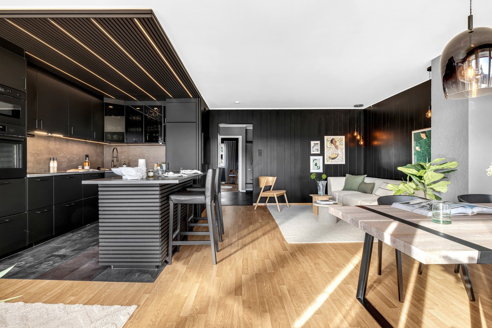 Leiligheten har en meget lys og luftig stue som ligger i åpen løsning mot kjøkkenet. Galleribilde