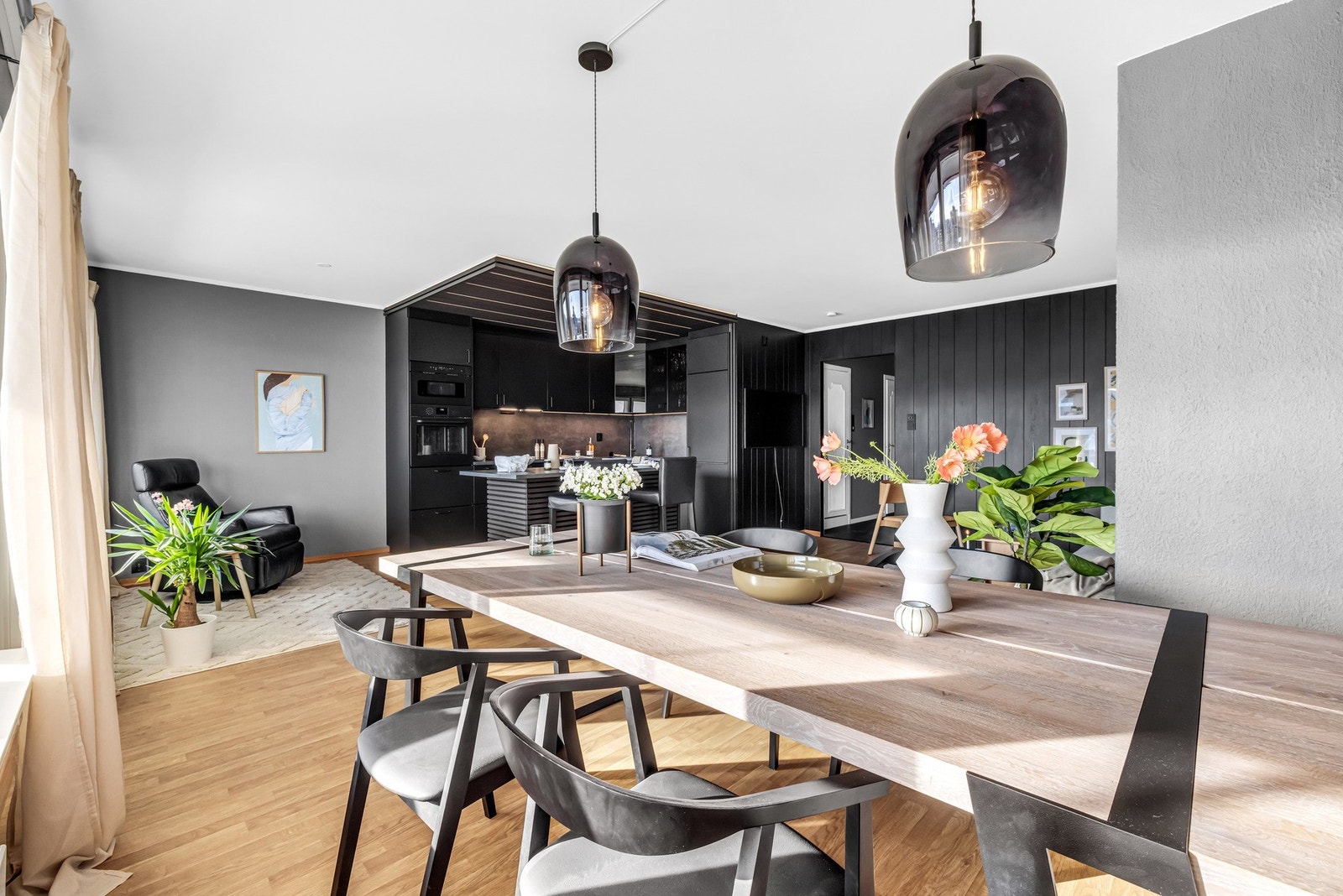 Fra spisestuen har du utsyn mot kjøkkenet, noe som gjør det enkelt å underholde gjestene samtidig som man lager middagen. Galleribilde