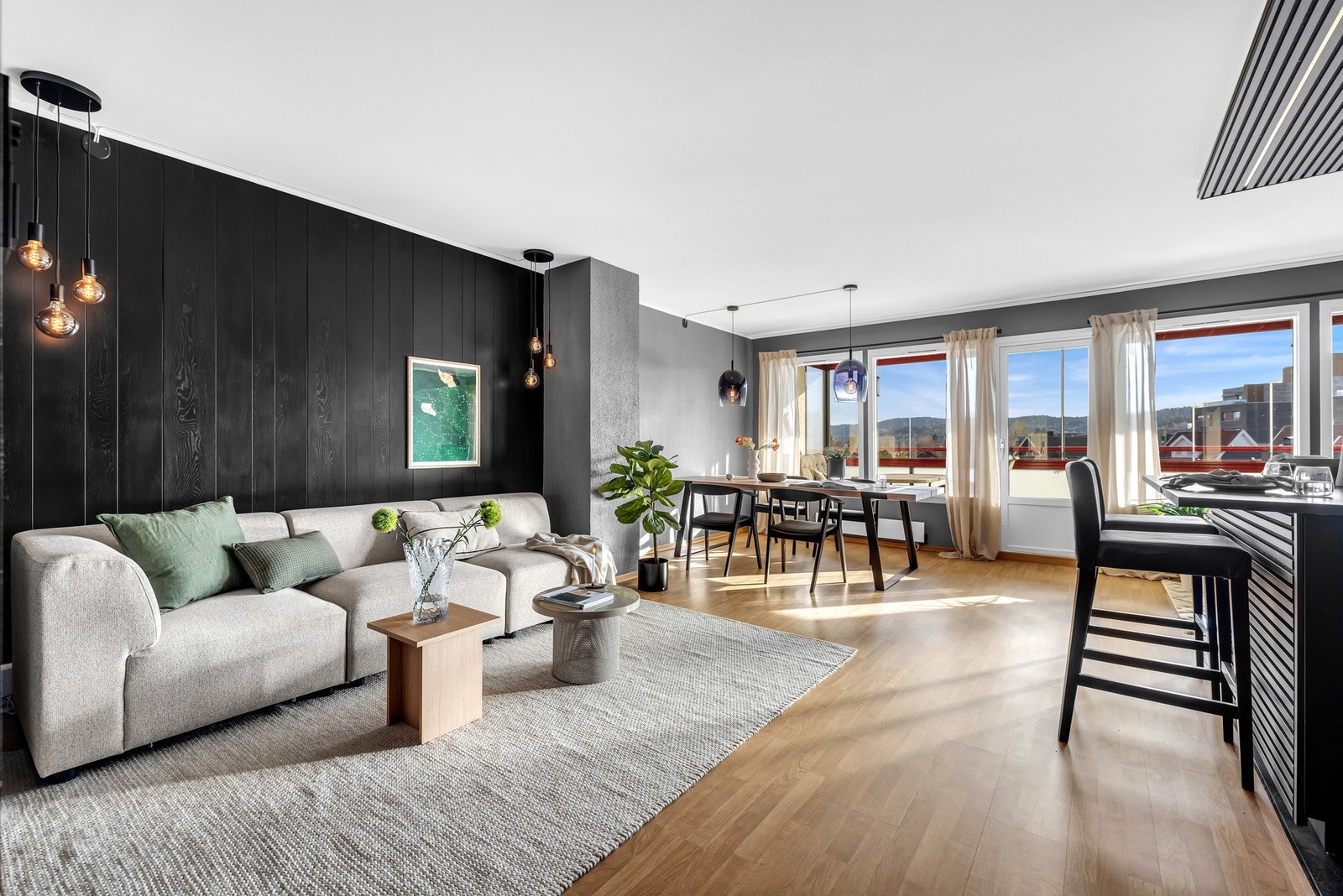 God plass til både spisegruppe, sofagruppe og tv-møblement. Galleribilde