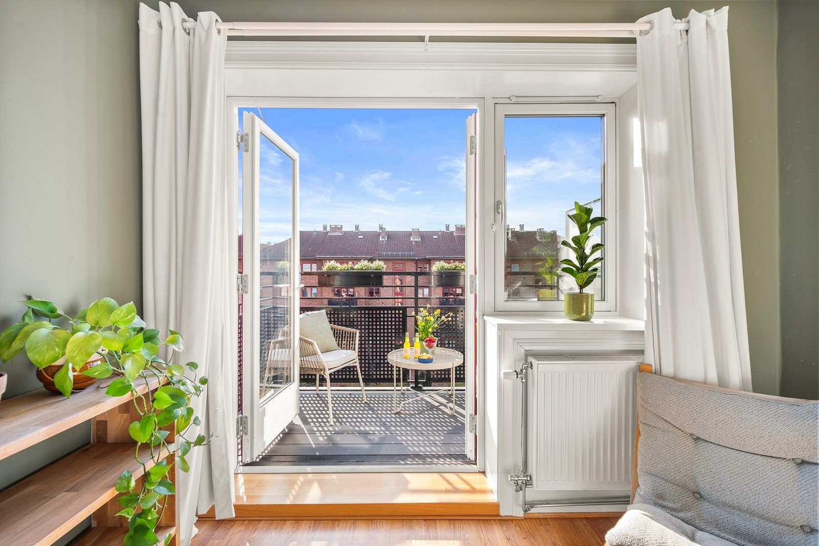 Høyt og fritt i øverste etasje! Lite innsyn, kombinert med gode sol- og lysforhold! Galleribilde