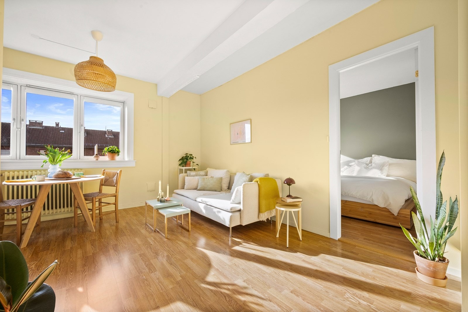 Rommet har store vindusflater som sikrer fine lysforhold og som skaper en luftig og behagelig atmosfære. Galleribilde