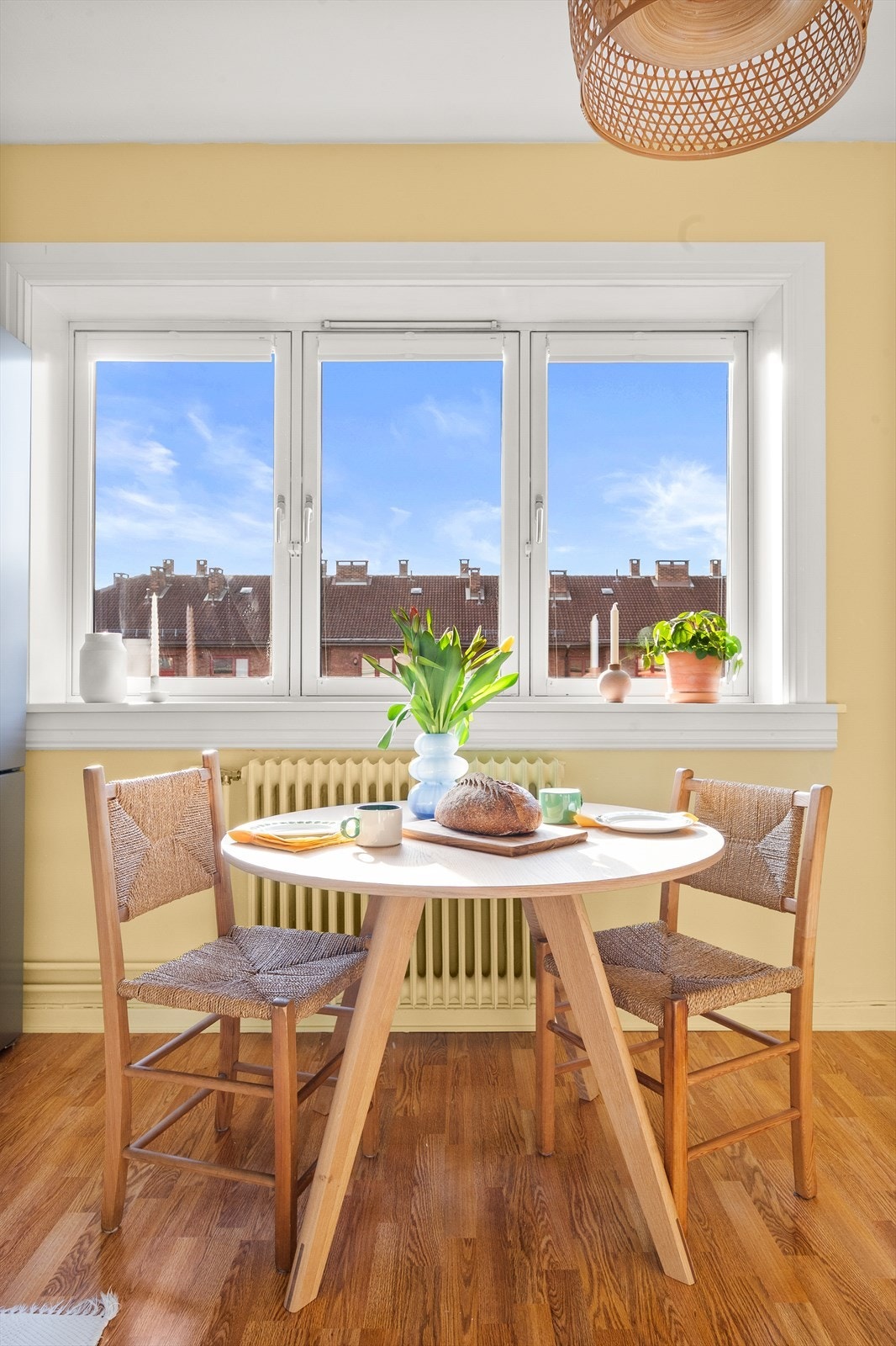 Leiligheten blir oppvarmet med radiatorer, som sammen med varmtvann er inkludert i felleskostnadene. Galleribilde