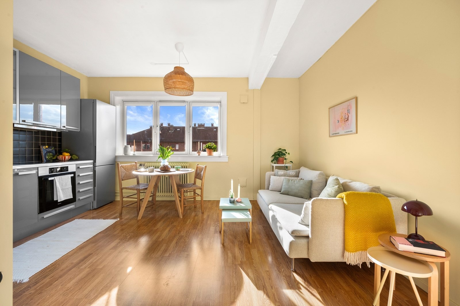 Leiligheten har en god og luftig planløsning med entré, åpen stue-/kjøkkenløsning, stort soverom og bad. Galleribilde