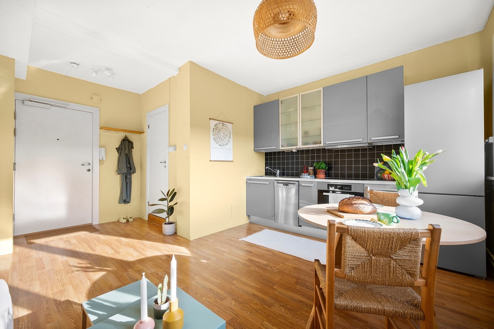 Stuen er arealeffektiv og tidsmessig innredet med åpen kjøkkenløsning, og det er plass til både spisebord og sofa. Nymalte overflater i oppholdsrommet stue/kjøkken. Galleribilde