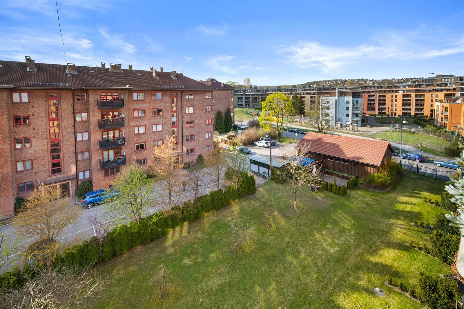 Borettslaget har fellesvaskeri, gjesteleiligheter, felles sykkelbod, velferdslokale og flere terrasser og grillplasser. Galleribilde