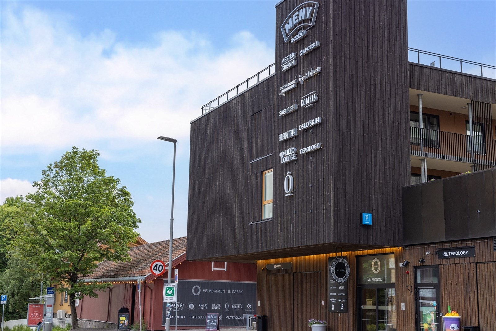 I området finner man et godt utvalg matbutikker og forretninger. Galleribilde