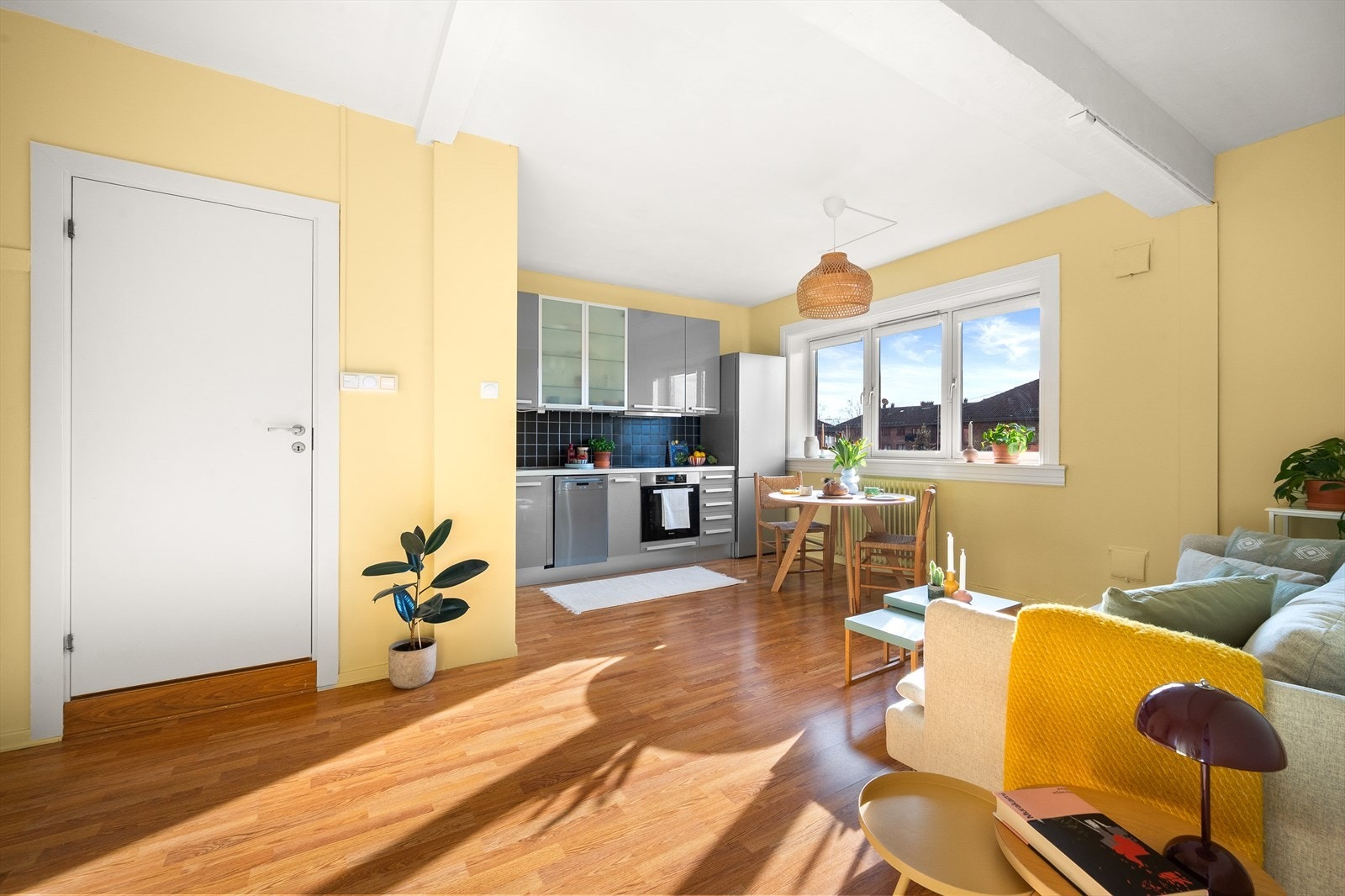 Videre kan leiligheten friste med store vindusflater og en vestvendt balkong med gode solforhold og hyggelig utsyn. Galleribilde