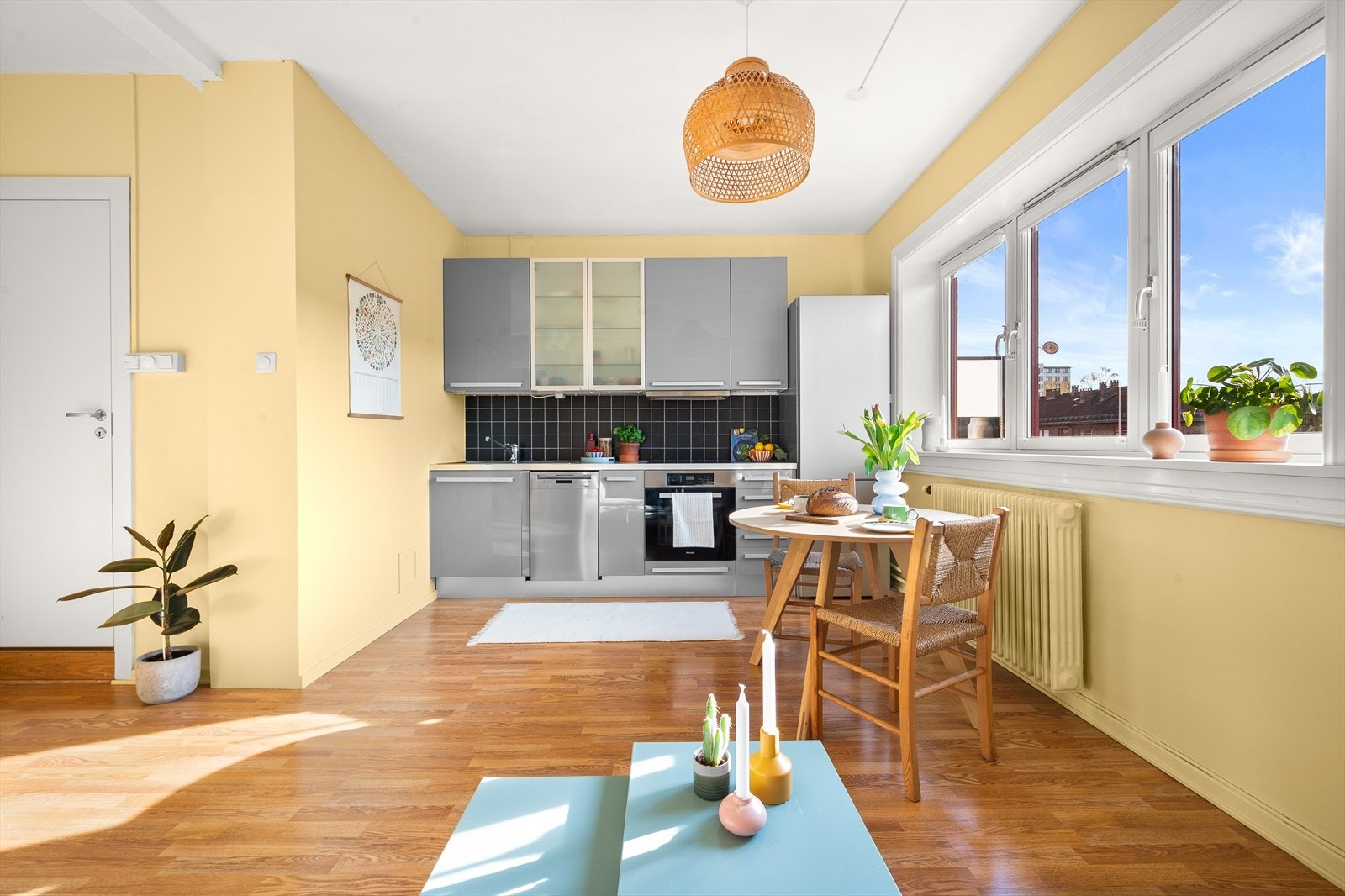 Praktisk kjøkken, godt utnyttet med skap- og benkeplass. Galleribilde