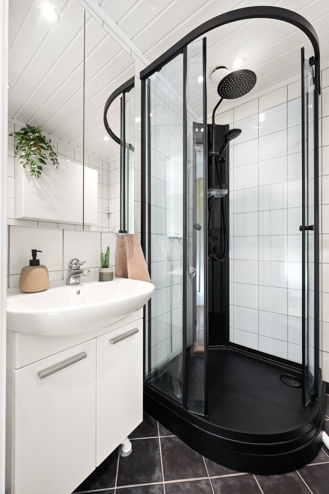 Badet er utstyrt med dusjkabinett, naturlig avtrekk, opplegg for vaskemaskin, servantskap, stoppekran og wc. Vaskemaskin følger med. Galleribilde