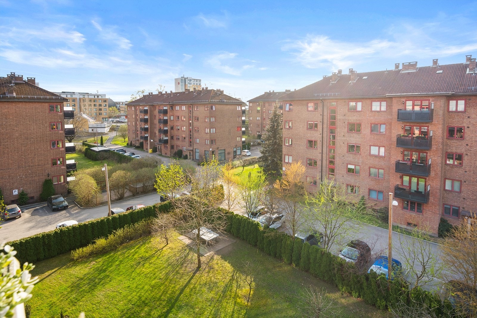 Her er det gode solforhold og hyggelig utsyn over borettslagets fellesområder. Galleribilde