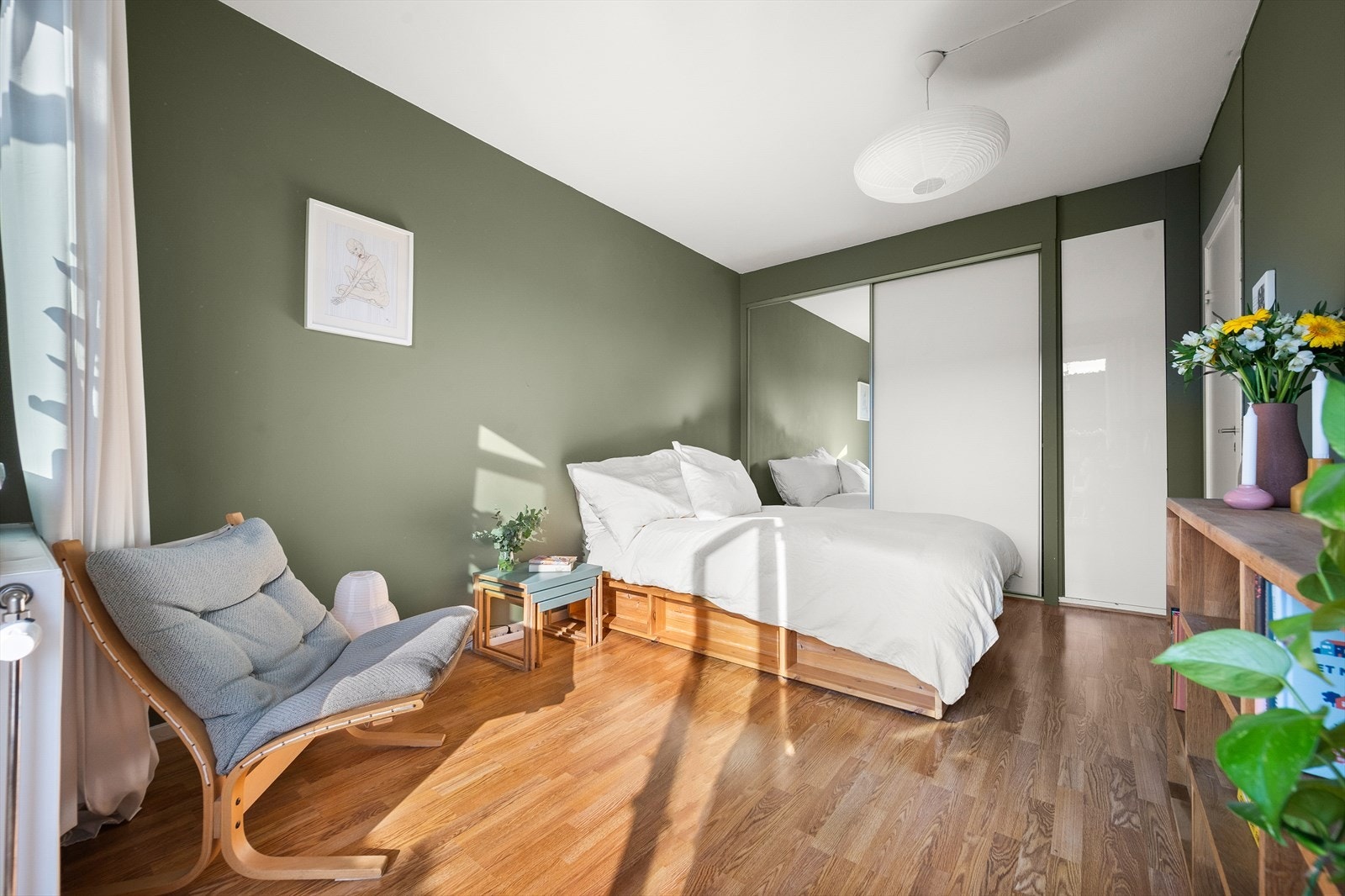 For øvrig er det godt med lagringsplass i blant annet disponibel bod i felles kjeller og på loft. Galleribilde