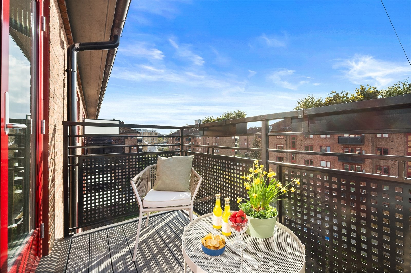 Videre er det tofløyet utgang til en herlig balkong. Balkongen er vestvendt og måler ca. 4 kvm. Galleribilde