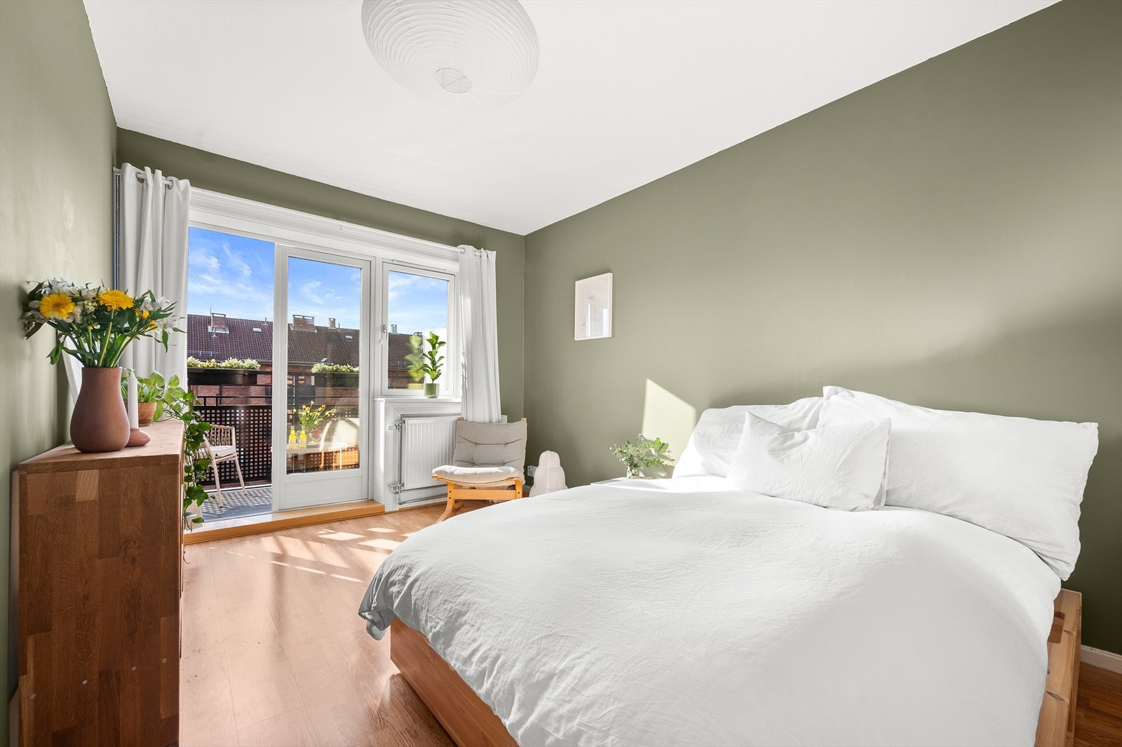 Leiligheten har et luftig soverom med plassbygd skyvedørsgarderobe. Galleribilde