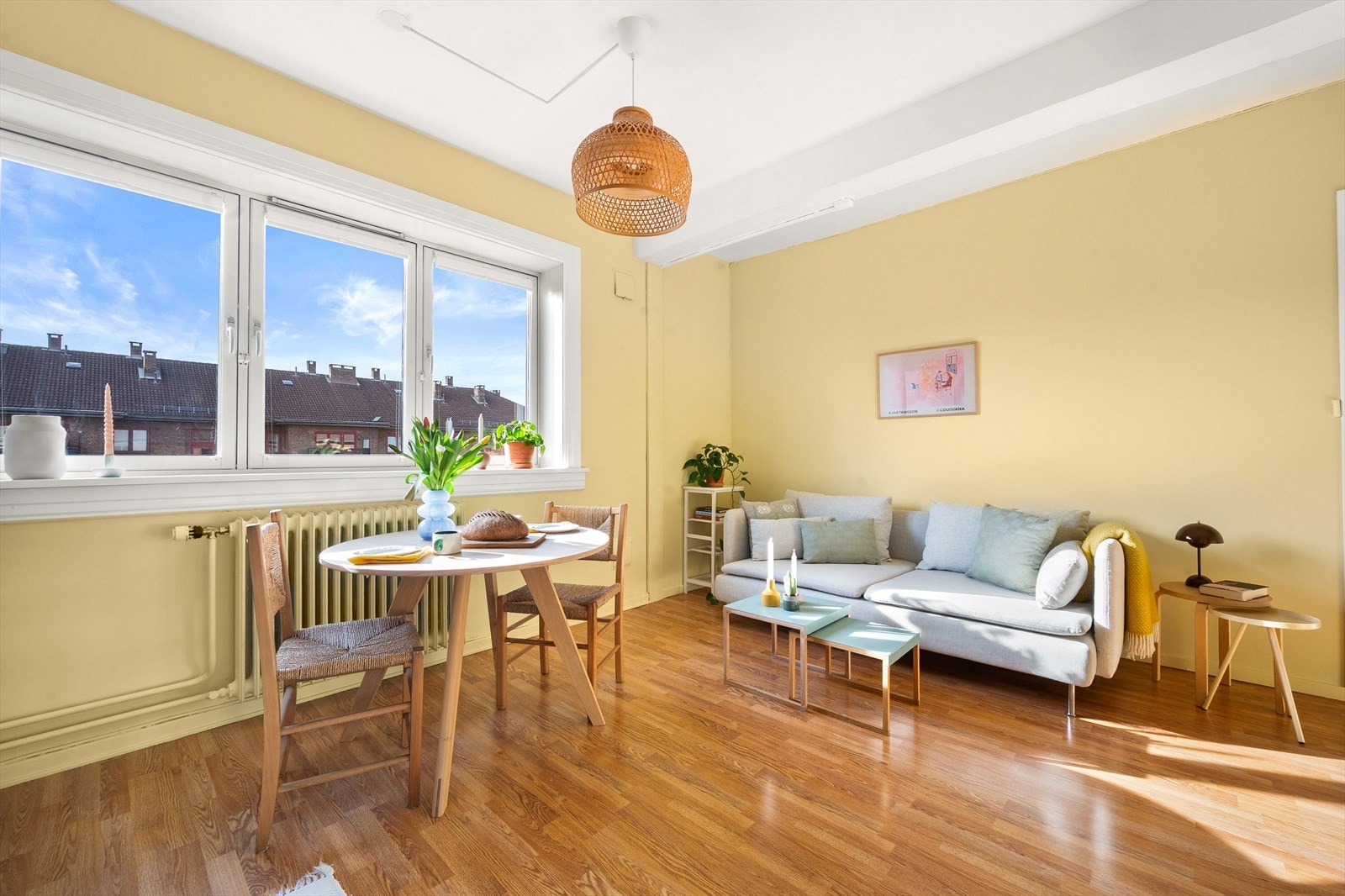 Dette er en innbydende og lys 2-roms leilighet, beliggende høyt og luftig i 5. etasje (øverste boenhet). Galleribilde