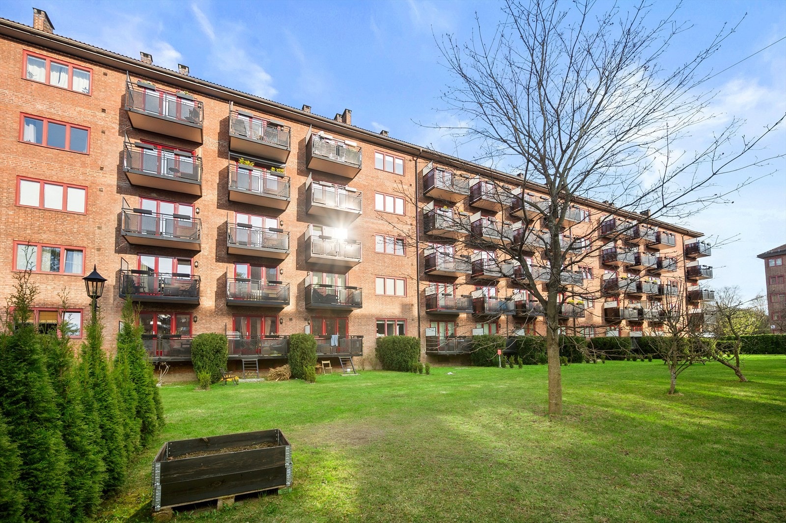 Borettslaget har 150 P-plasser og 6 MC-plasser, som fordeles etter venteliste. Galleribilde