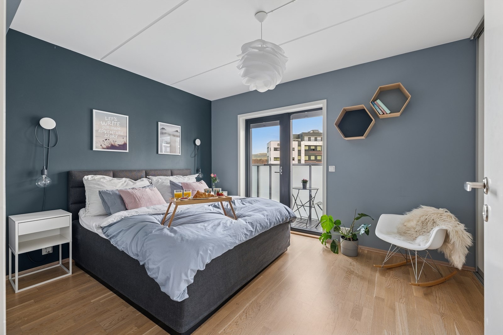 Stilrent og stort hovedsoverom med skyvedørsgarderobe som strekker seg fra gulv til tak Galleribilde