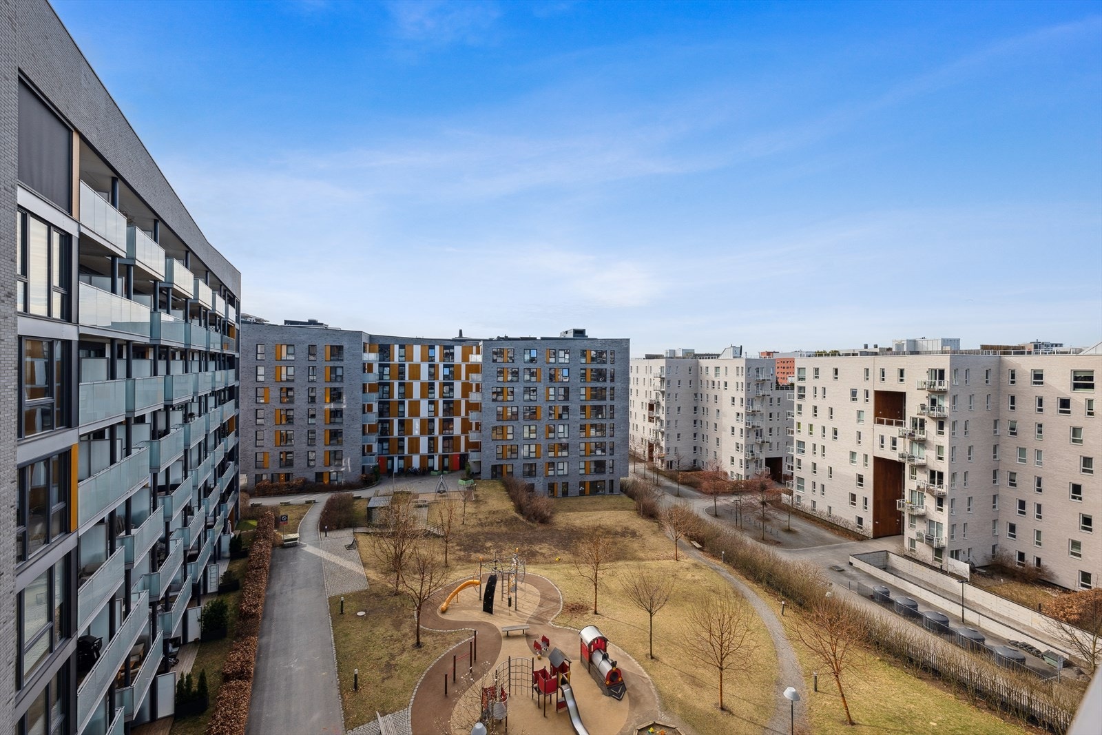 Felles tomt for sameiet er pent opparbeidet bestående av lekeaparater, sittegrupper, sykkelparkering og diverse beplantning Galleribilde