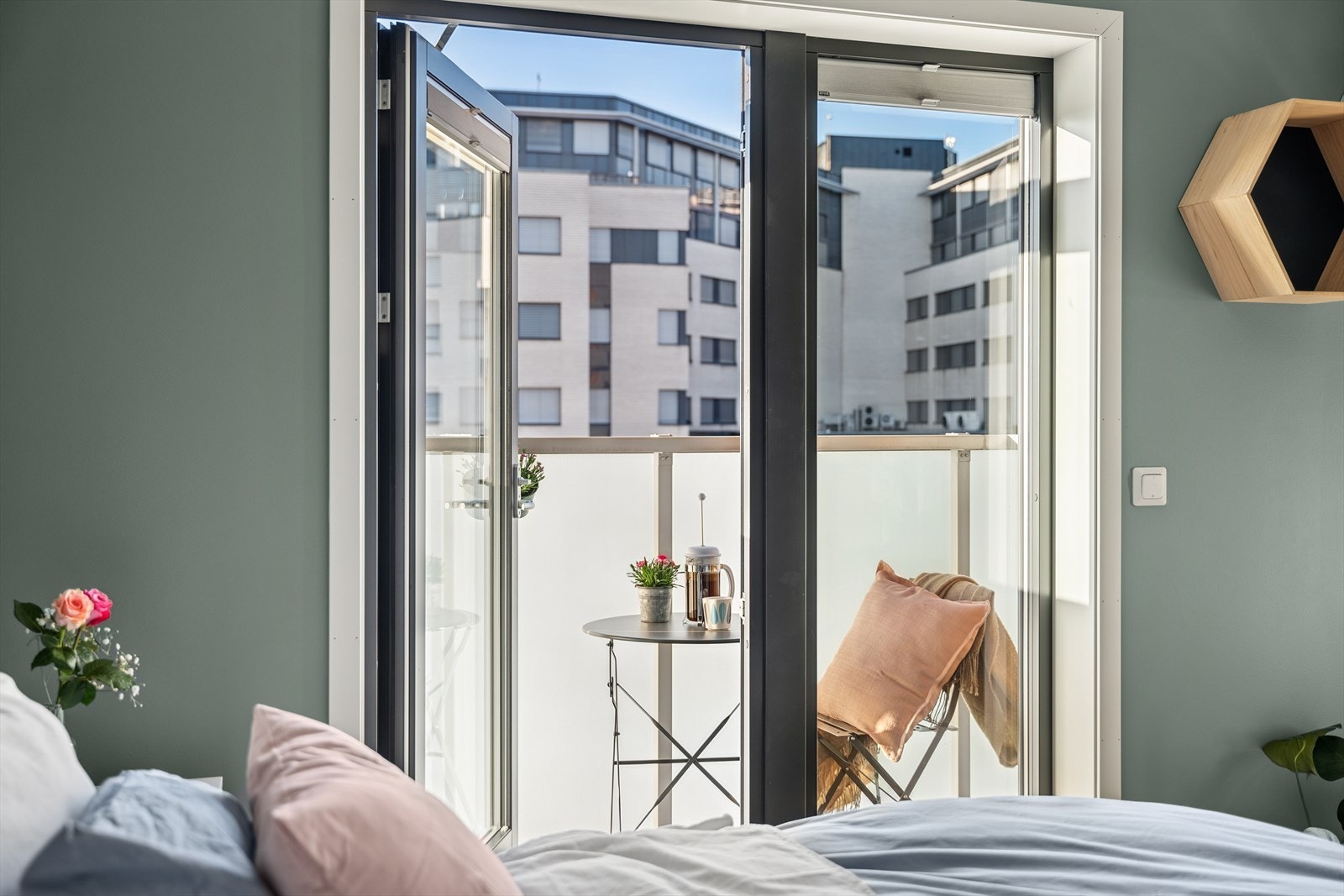 Fra soverommet er det direkte adkomst til boligens andre balkong på 2m² med kveldssol Galleribilde