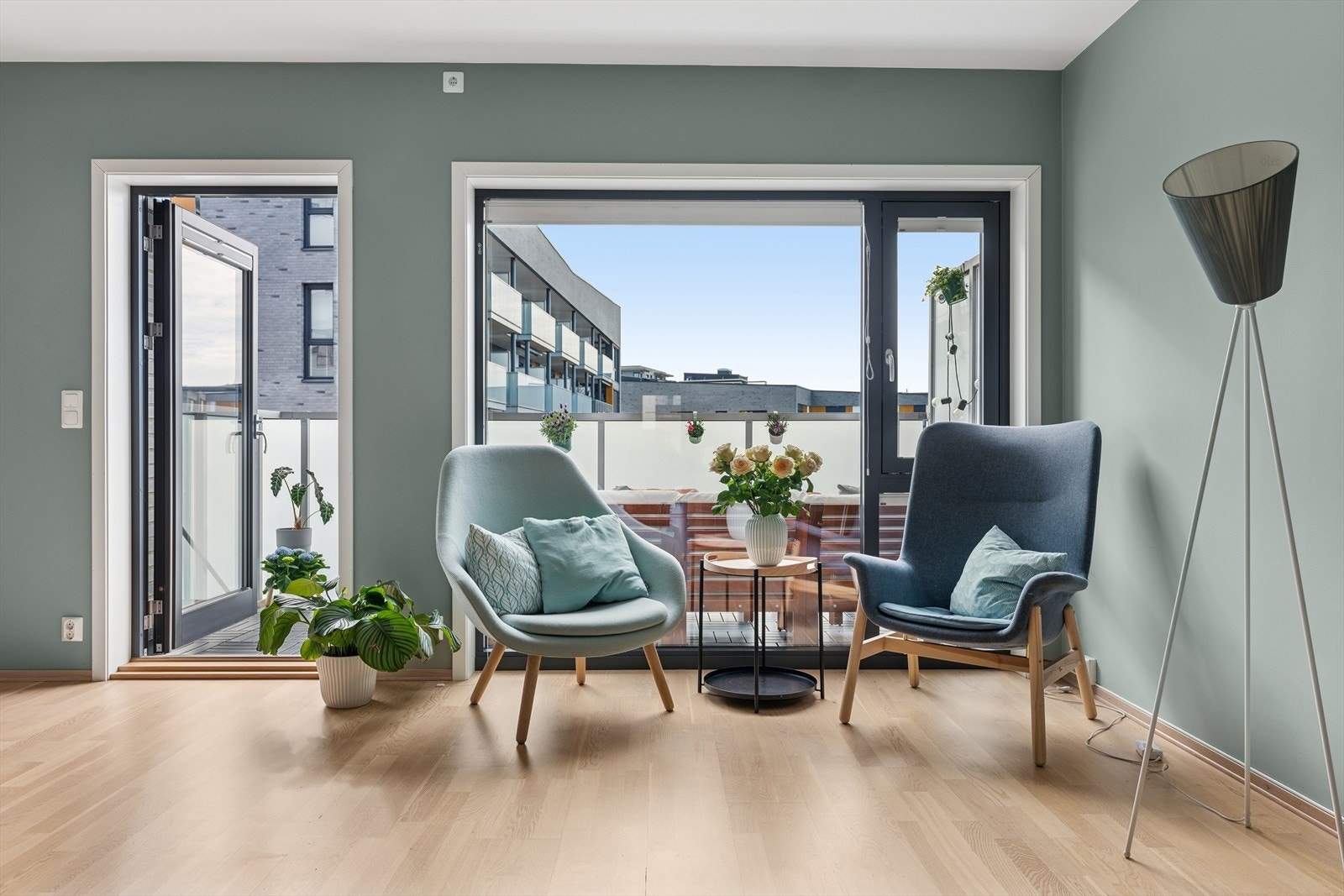 Høyreiste vindusflater med godt lysinnslipp som setter et herlig preg i stuen Galleribilde