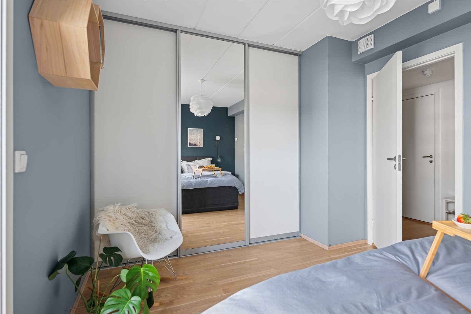 Med stort garderobeskap har man gode muligheter for oppbevaring Galleribilde