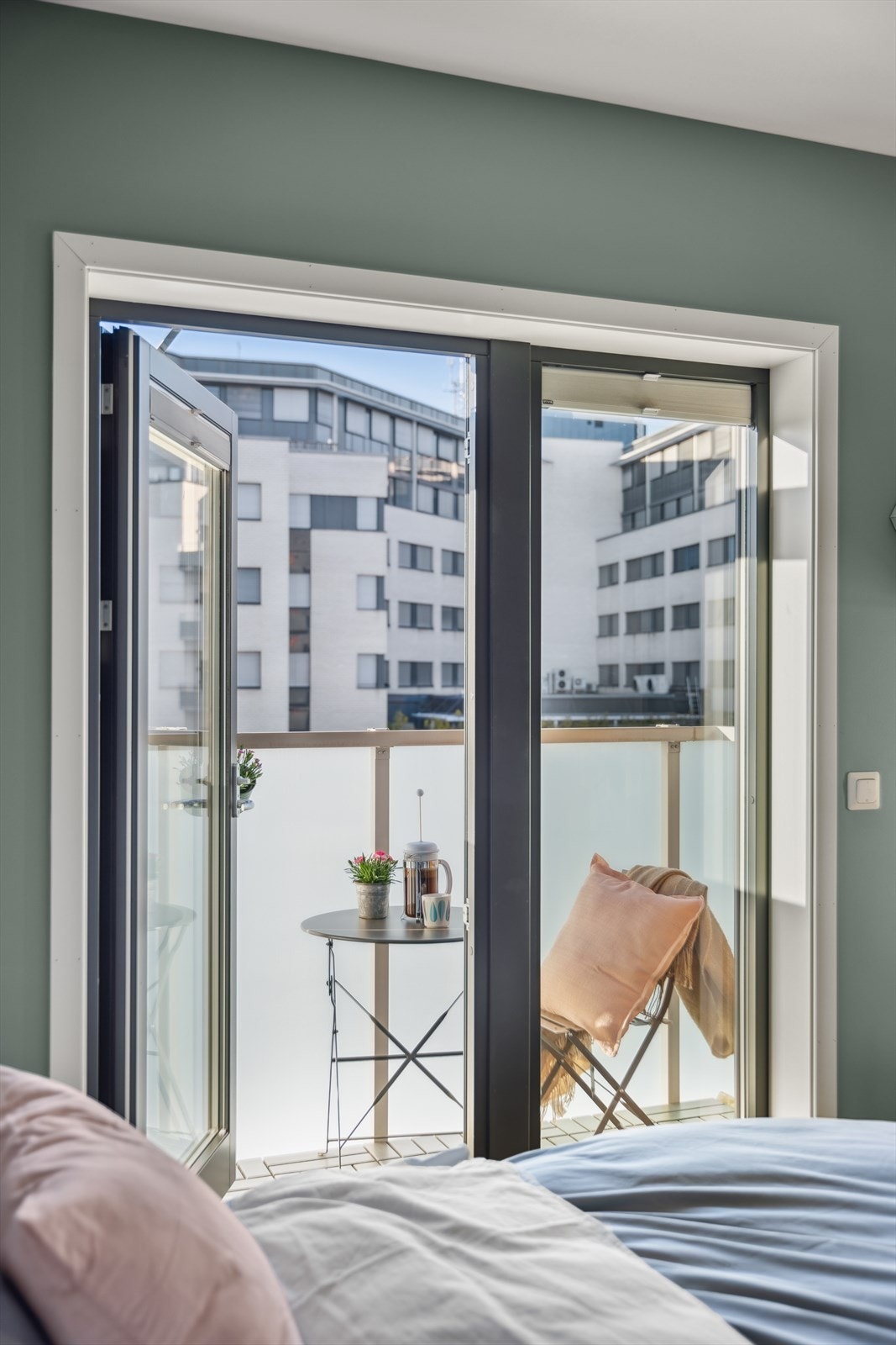 Balkongen har plastbrikker som dekke samt rekkverk i stål/aluminium og glass Galleribilde