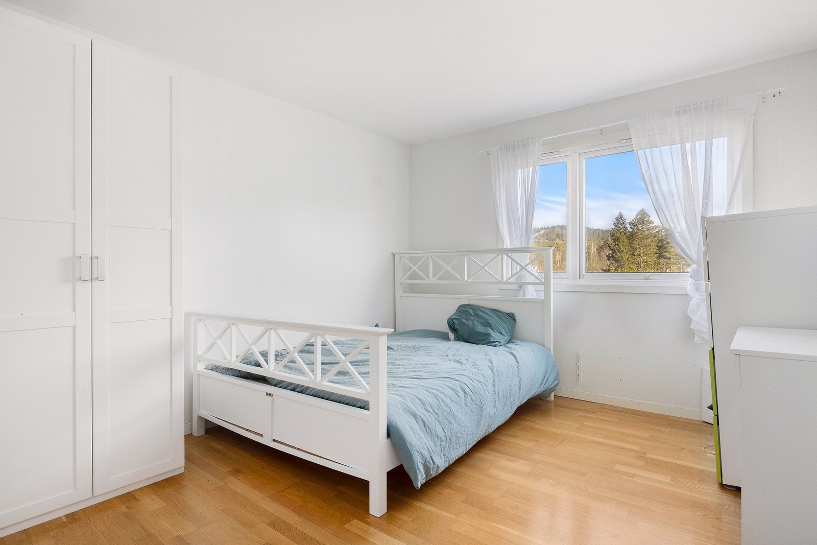 Soverom nr. 2 er også sjenerøs i størrelse med god plass til soveromsmøblement. Galleribilde