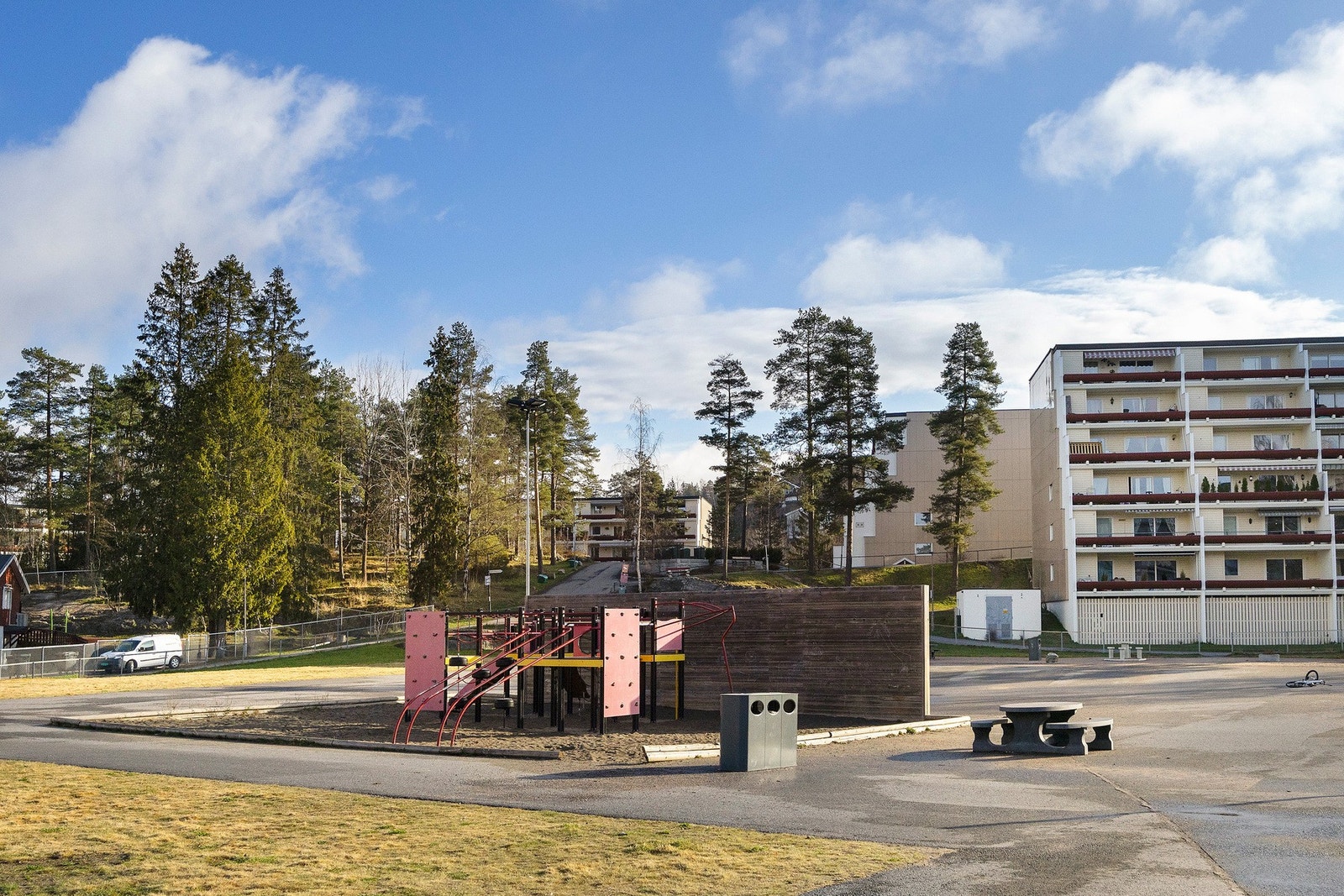 Det er flotte lekeplasser og uteområder i borettslaget for de minste. Galleribilde