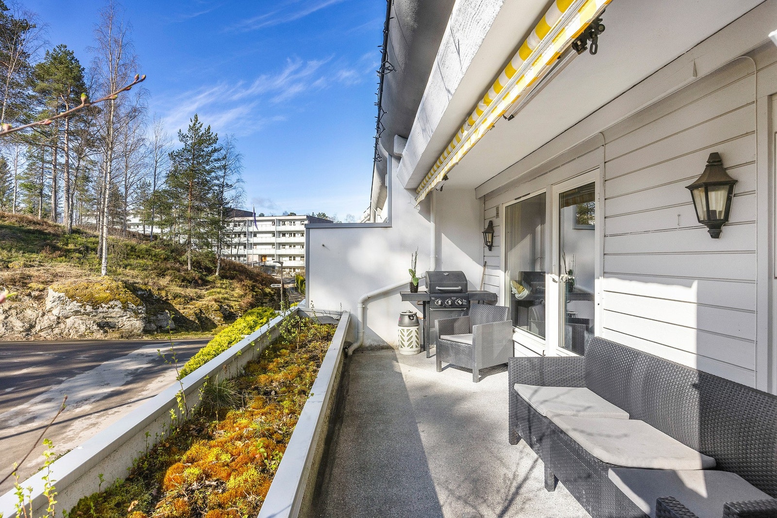 Fra stuen er det utgang til en hyggelig balkong - perfekt for en kaffekopp i morgensolen. Galleribilde