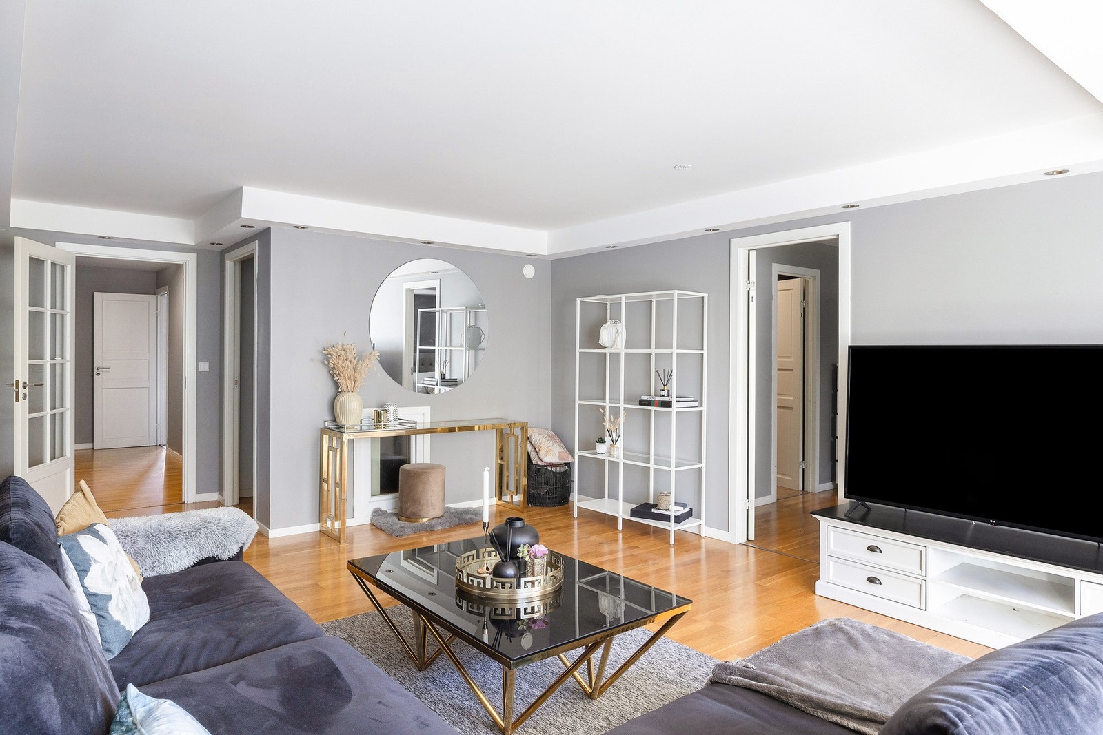 Det er god plass til sofa, TV og et lite konsollbord eller hylle Galleribilde