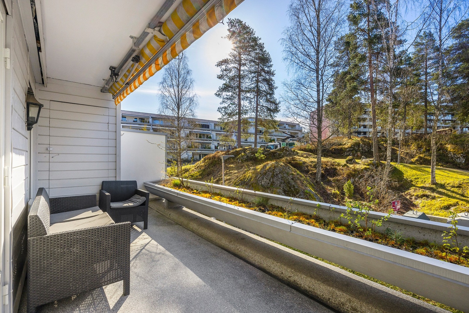 Her bor du i et ettertraktet og barnevennlig område med umiddelbar nærhet til barnehager,
skoler, offentlig transport, daglig servicetilbud og marka med vakre turmuligheter Galleribilde