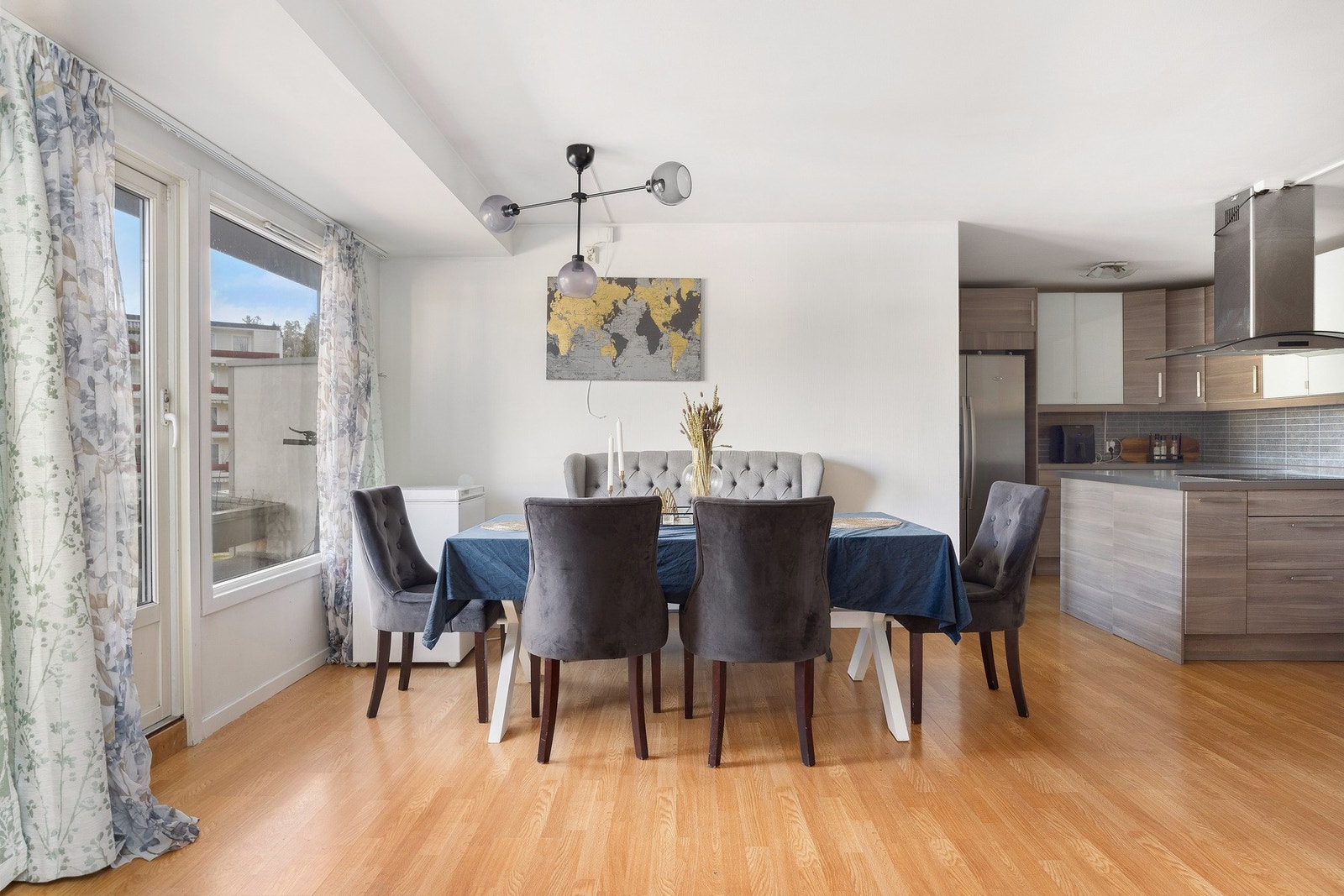 Kjøkkenet er separat med egen spisestue. Det er rikelig med plass til spisebord hvor familien kan samles. Galleribilde