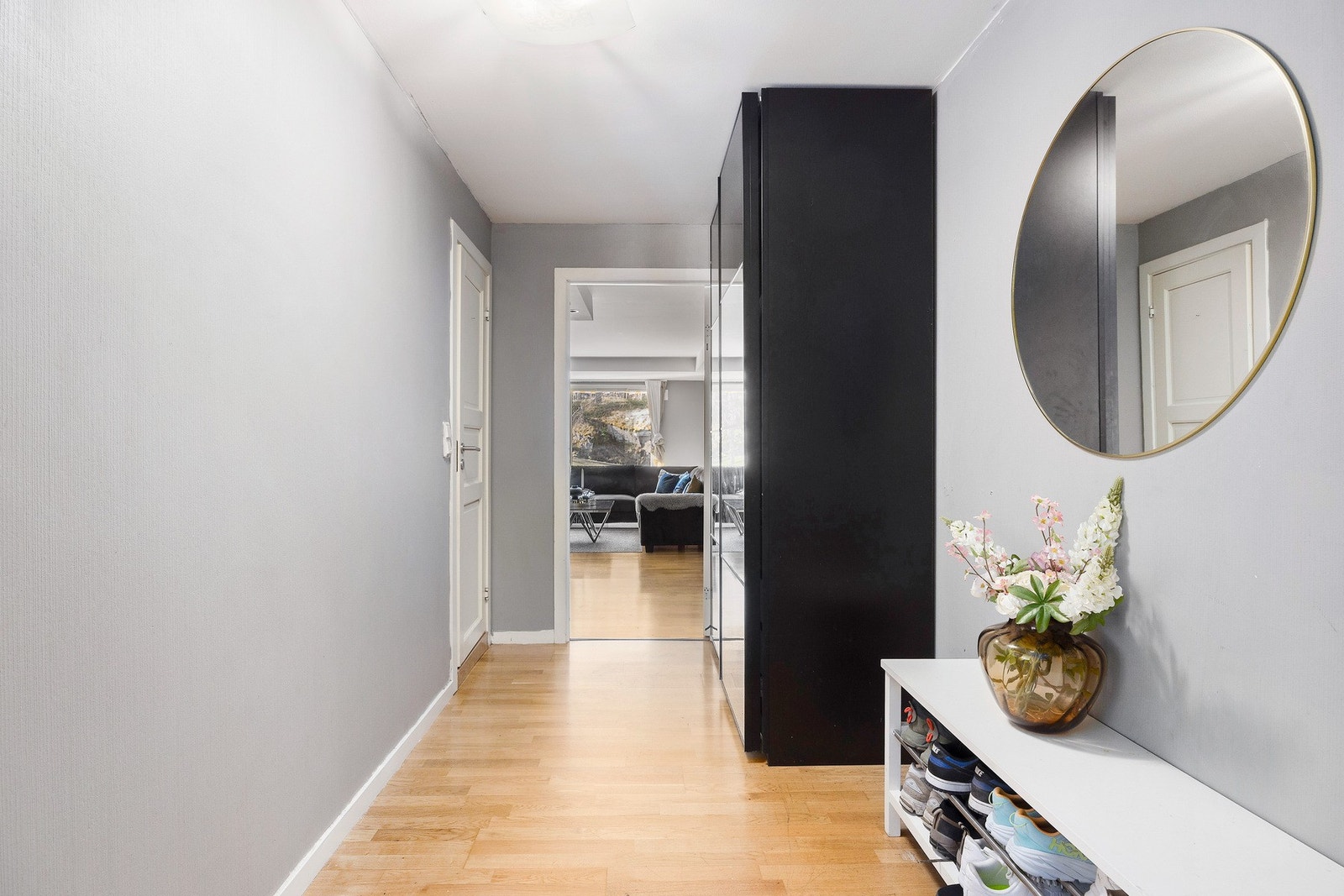 Velkommen hjem! Entréen fungerer som et naturlig knutepunkt til boligens øvrige rom. Galleribilde