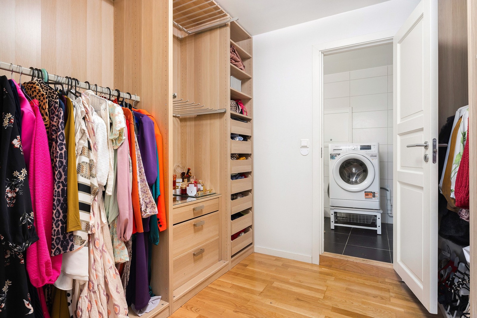 Soverommet har tilknytning til walk-in-closet og bad. Galleribilde