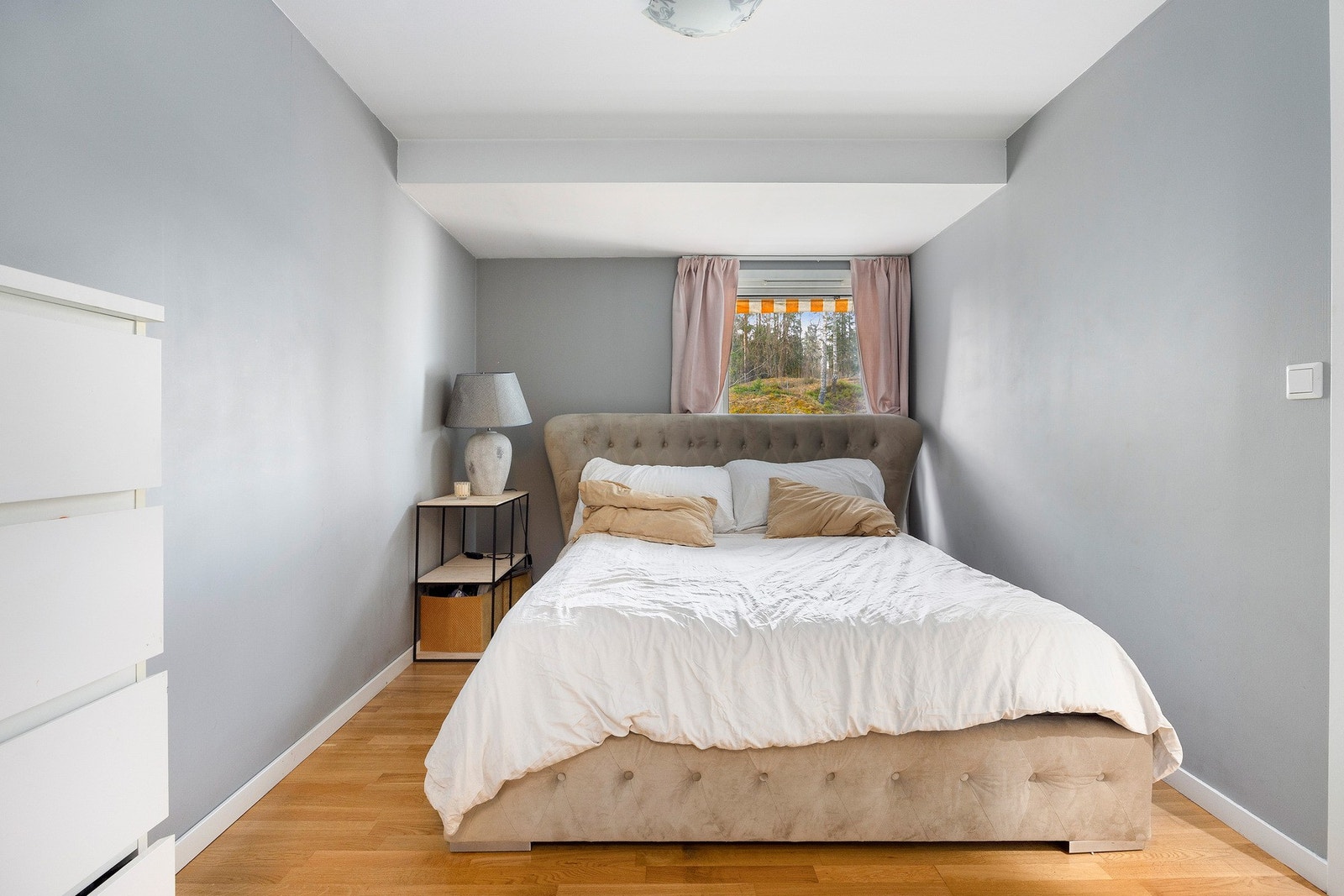 Boligen har tre soverom med god plass til seng, garderobeskap og øvrig møblement. Galleribilde