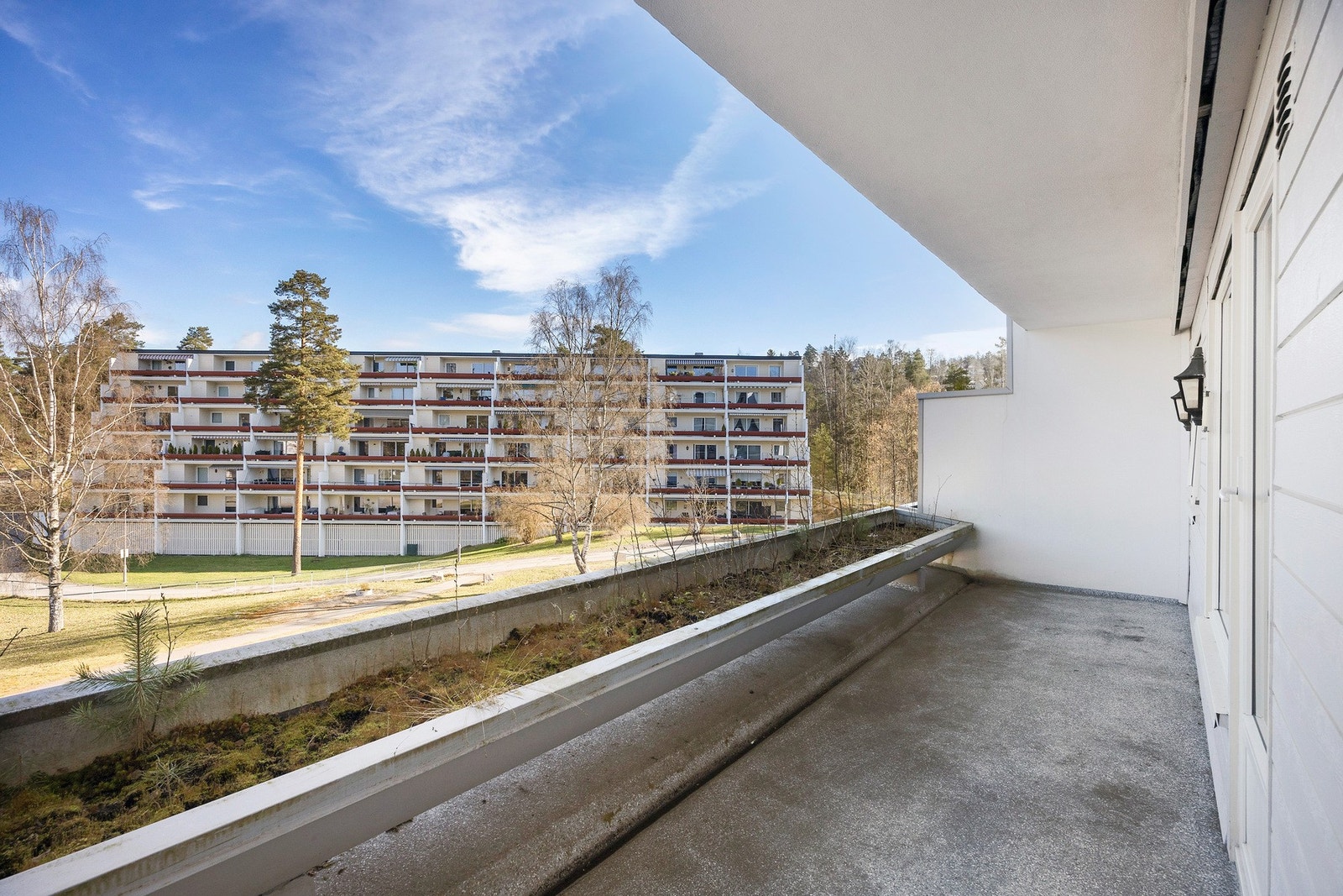 Den nordvendte terrassen på 11 m² er oppført i betong og har rekkverk med blomsterkasser i metall som gir en grønn og koselig ramme. Galleribilde
