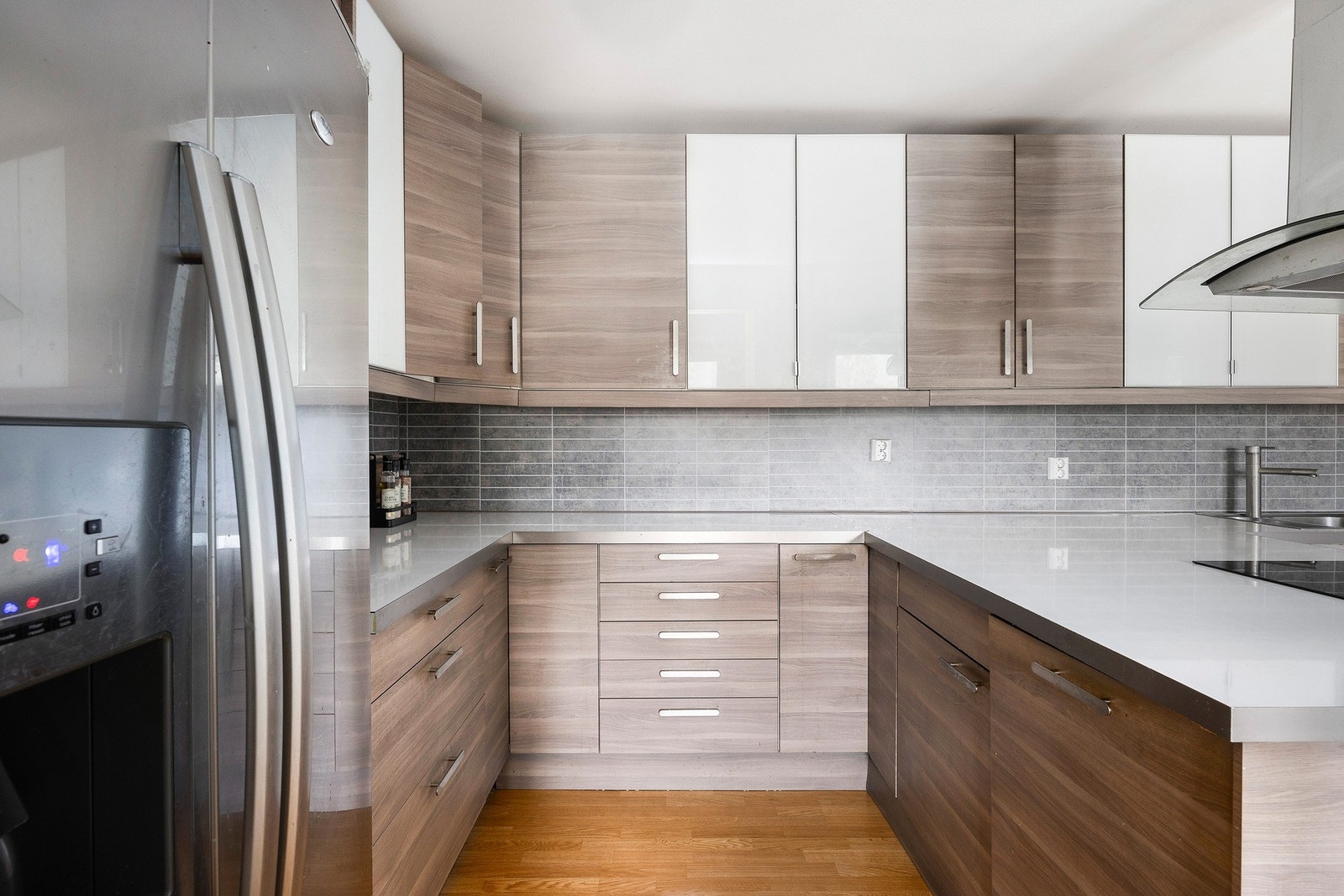 Dette er et kjøkken som har mye benkeplass, perfekt for den som er glad i å lage mat! Galleribilde