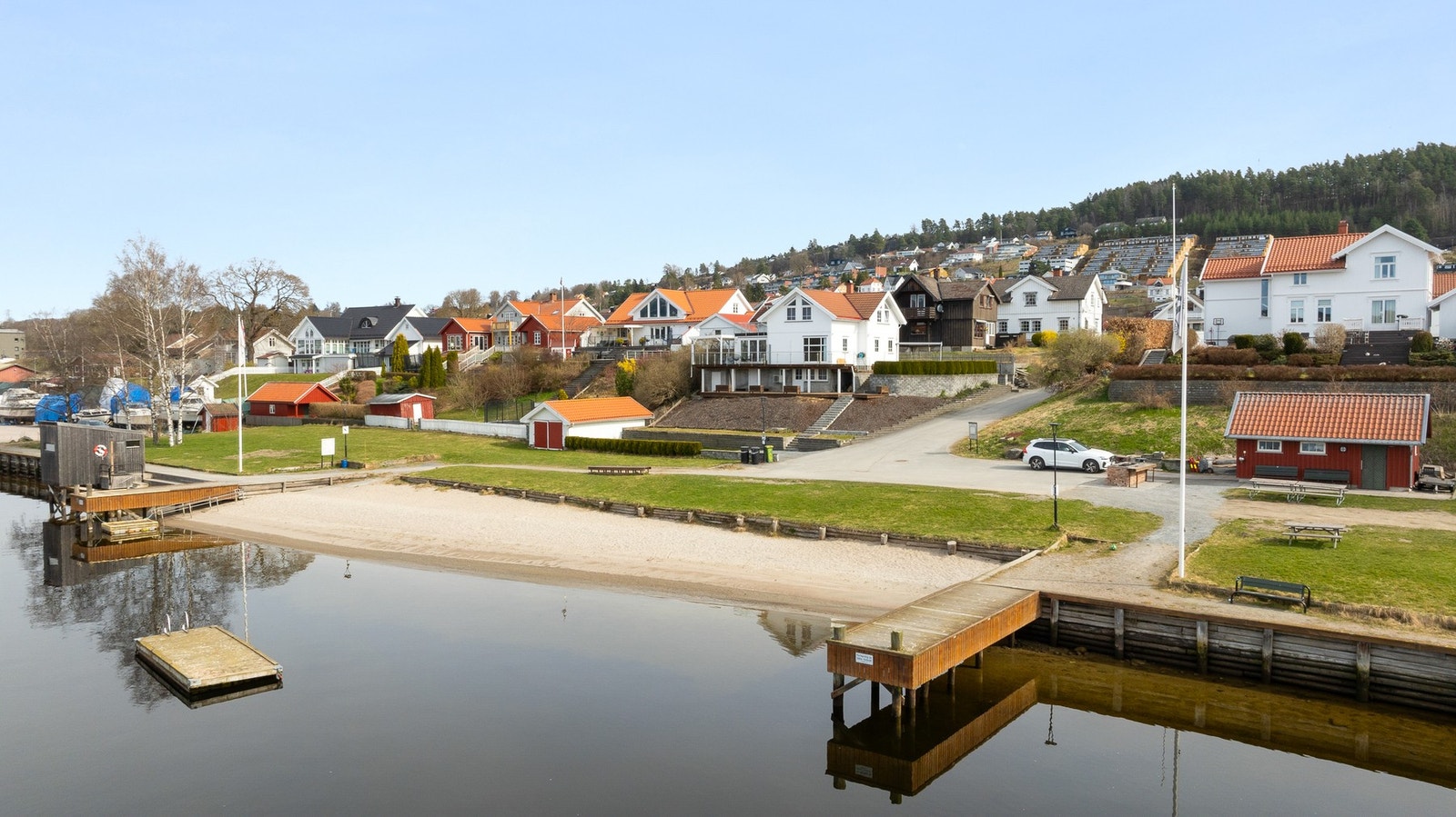 Bo i sentralt med sandstrand rett ved Galleribilde