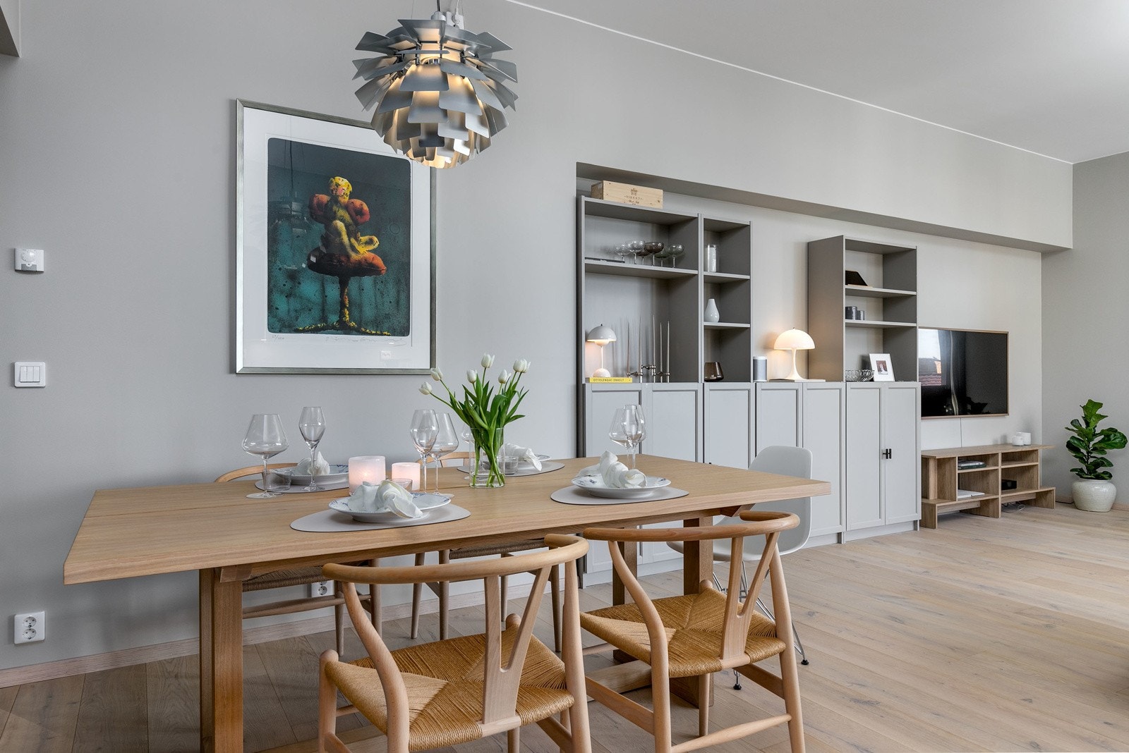 God avsatt plass til å sette inn et spisebord, mellom stuen og kjøkkenet Galleribilde
