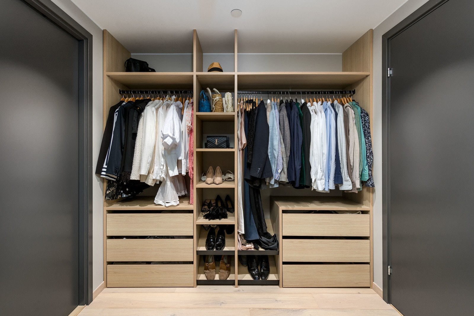 Smakfullt walk-in closet i tilknytning til hovedsoverom. Påkostet plassbygget garderobeinnredning fra JKE Galleribilde