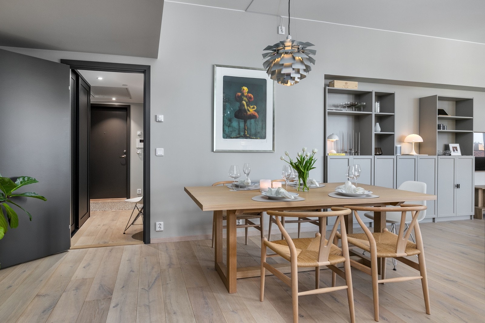 Åpen og lys planløsning sørger for en meget god romfølelse Galleribilde