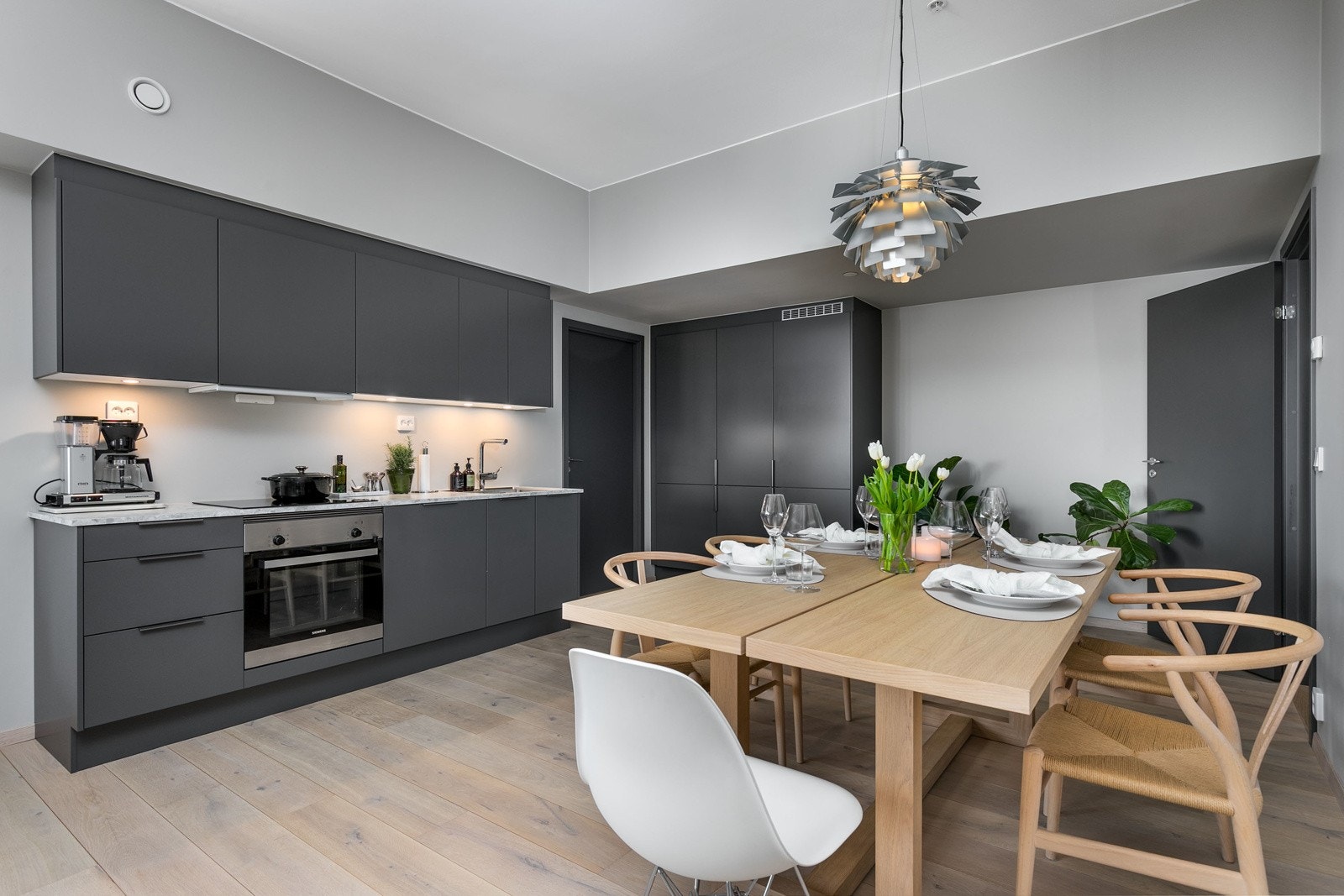 Her kan mange hyggelige middager tilbringes med venner og familie Galleribilde