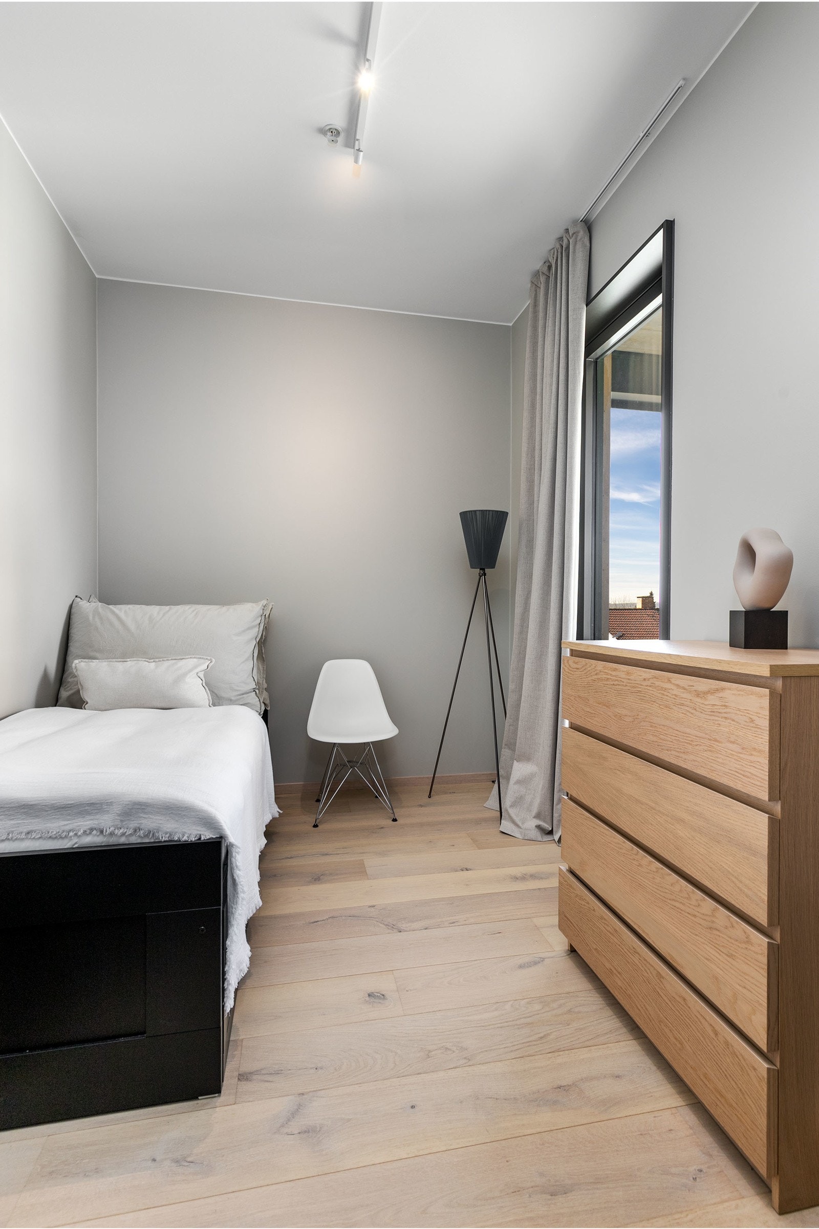 Soverom 2 har lyse vegger og enstavs eikeparkett på gulvet, perfekt som ekstrarom med god plass til seng med tilhørende møblement. Plass til garderobeløsning etter eget ønske. Galleribilde