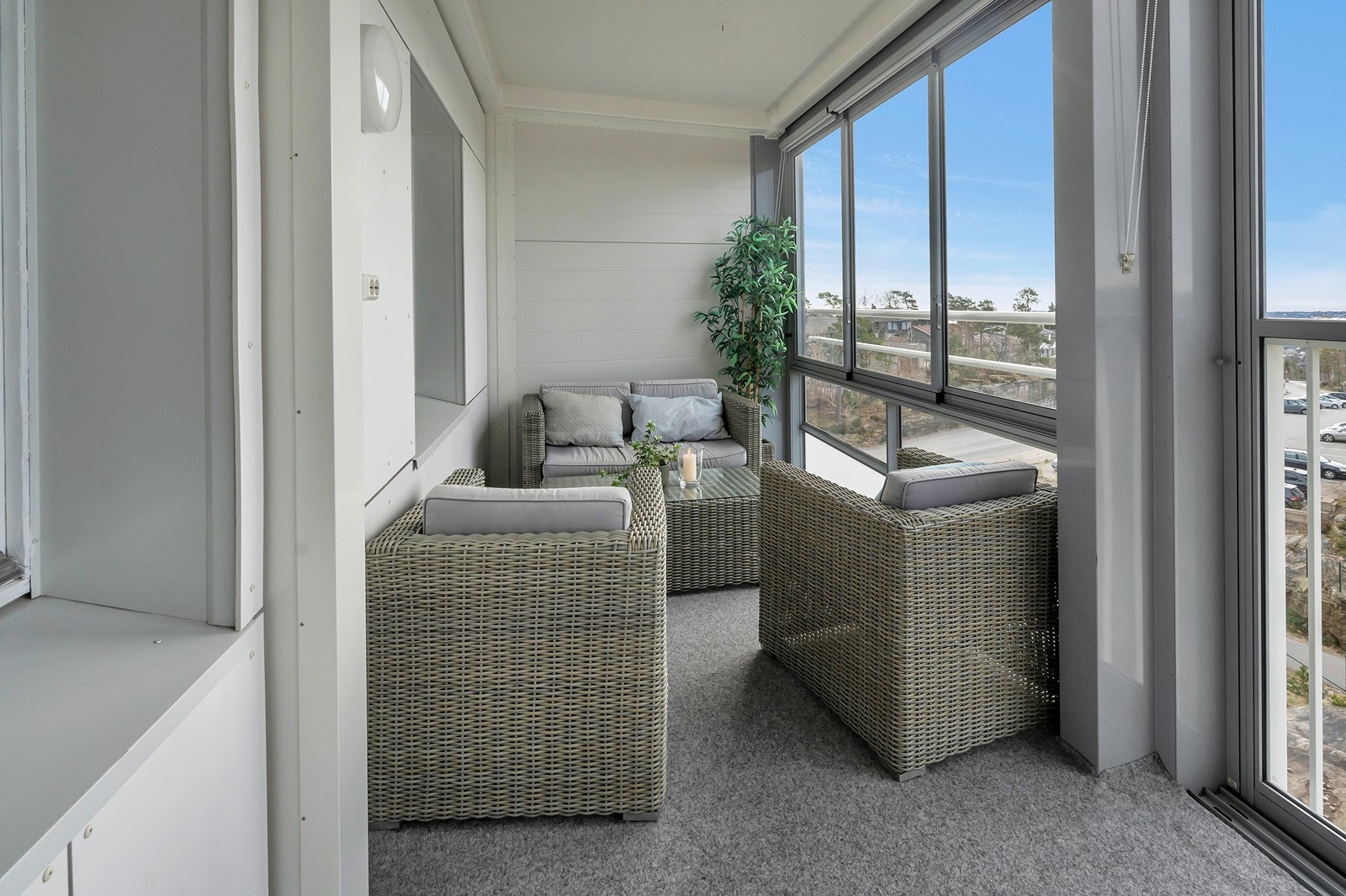 Innglasset balkong med god plass til hagemøbler. Balkongen er solrik og har fin utsikt Galleribilde