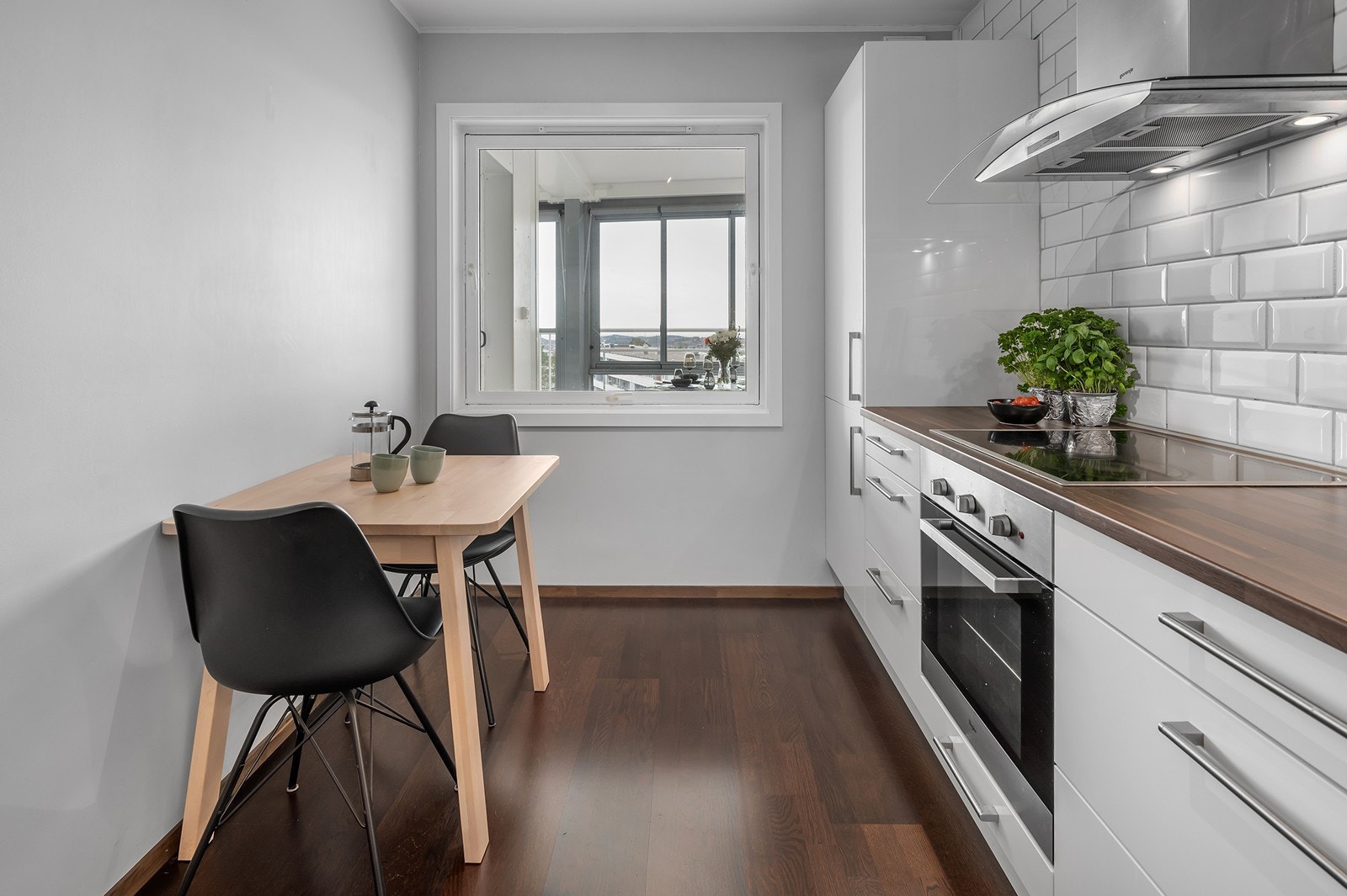 På kjøkkenet er det også plass til spisebord Galleribilde