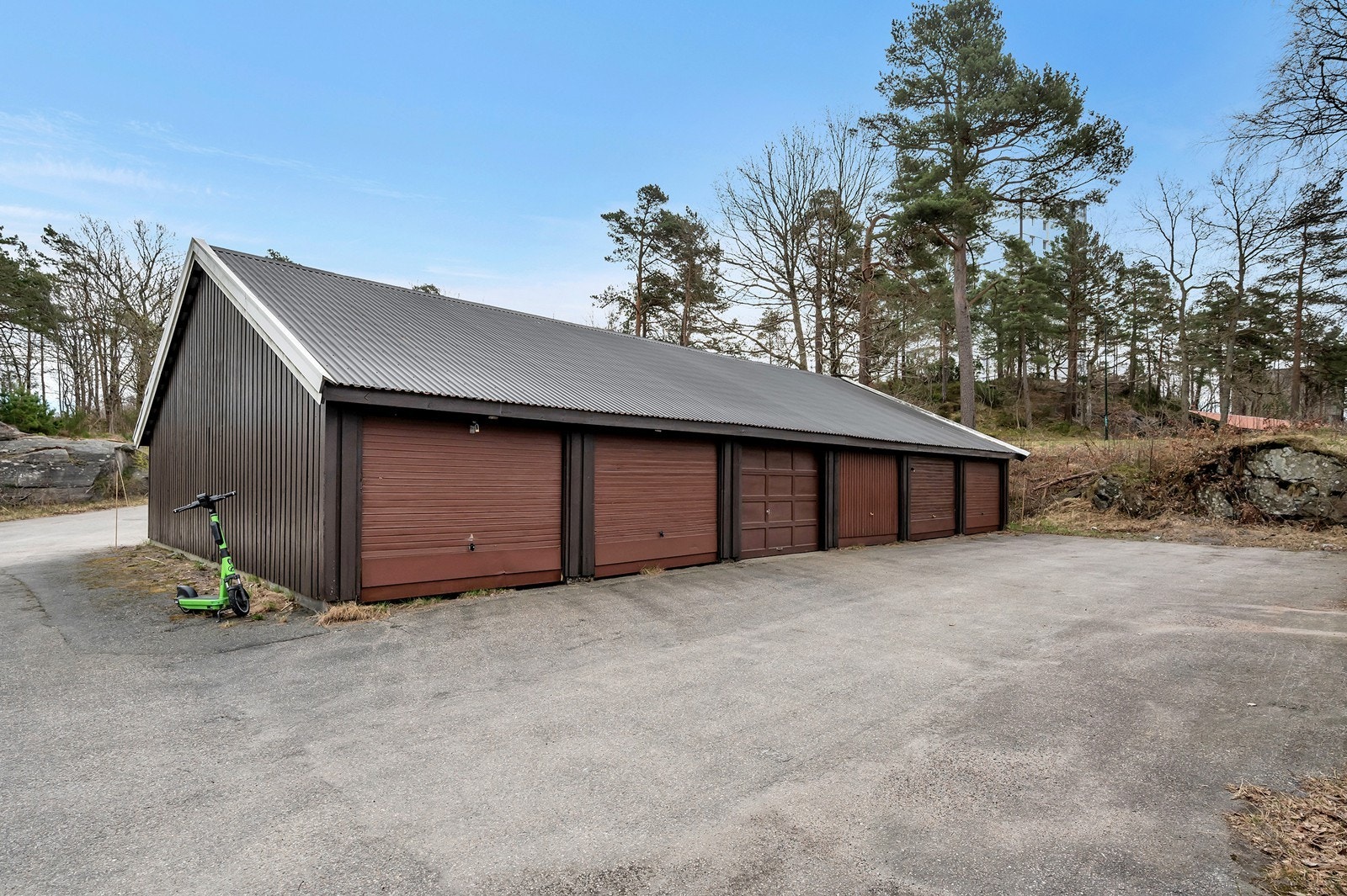 Det medfølger en garasje i rekke Galleribilde