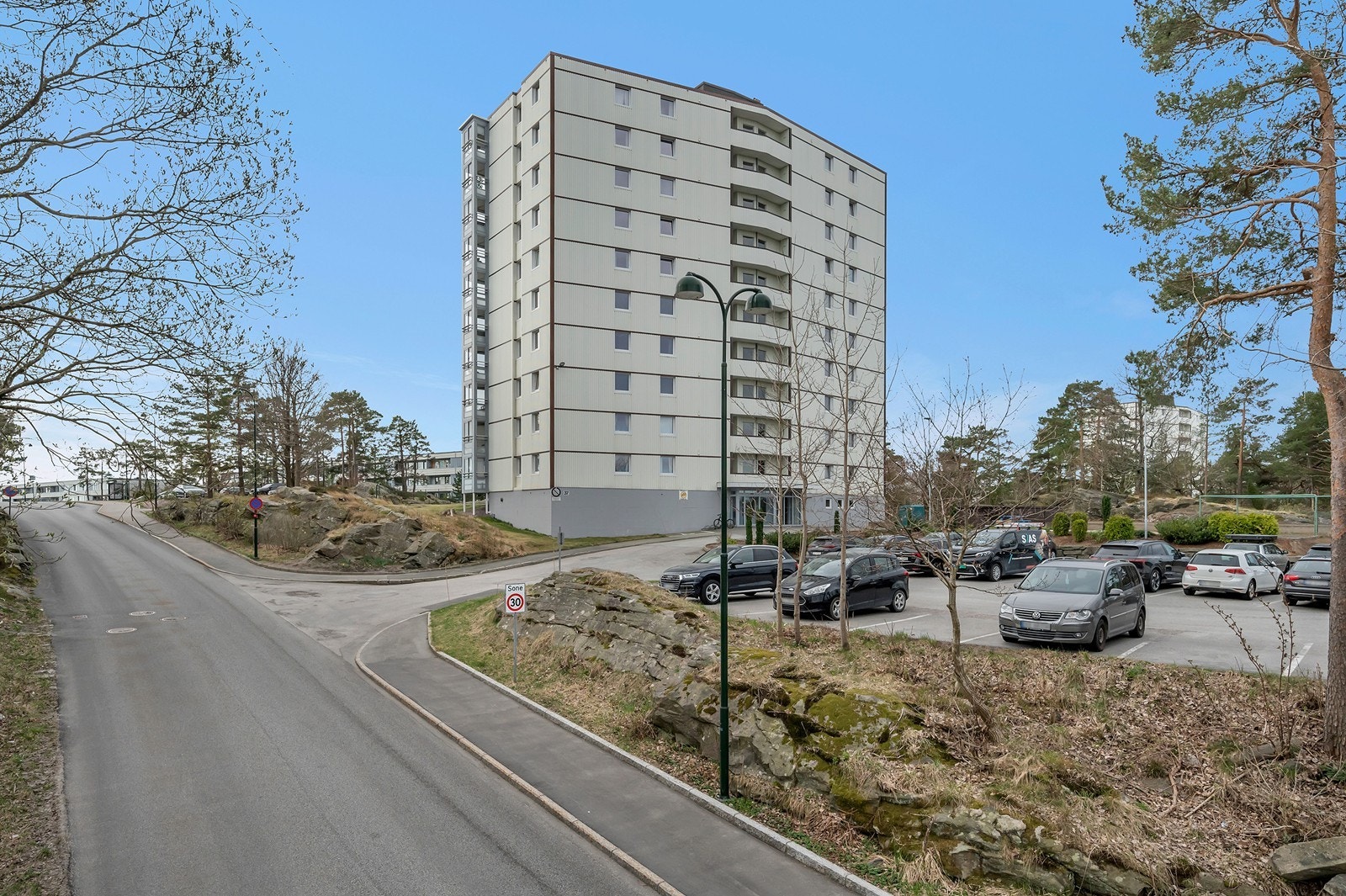 Borettslaget har felles parkeringsplasser foran blokken Galleribilde