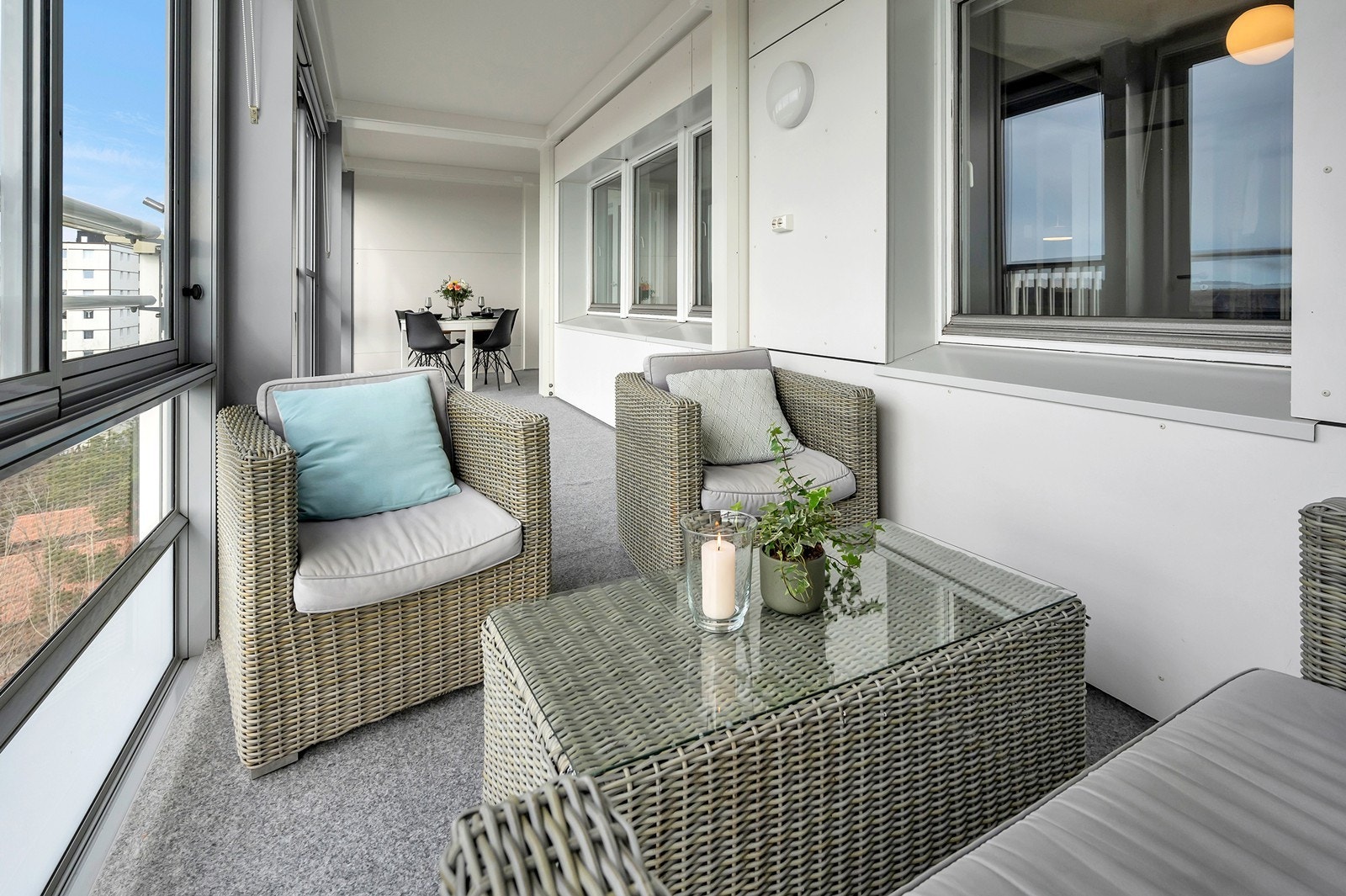 - fra den innglassete balkongen. Balkongen har vinduer som kan skyves opp og igjen etter behov, og fungerer som en ekstra stue Galleribilde