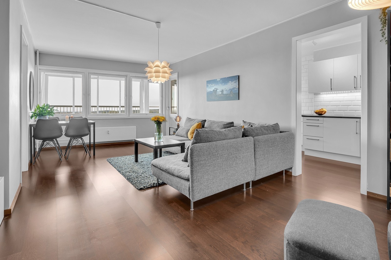 Stuen er romslig og har plass til både sofagruppe m/tilhørende møblement og spisebord Galleribilde