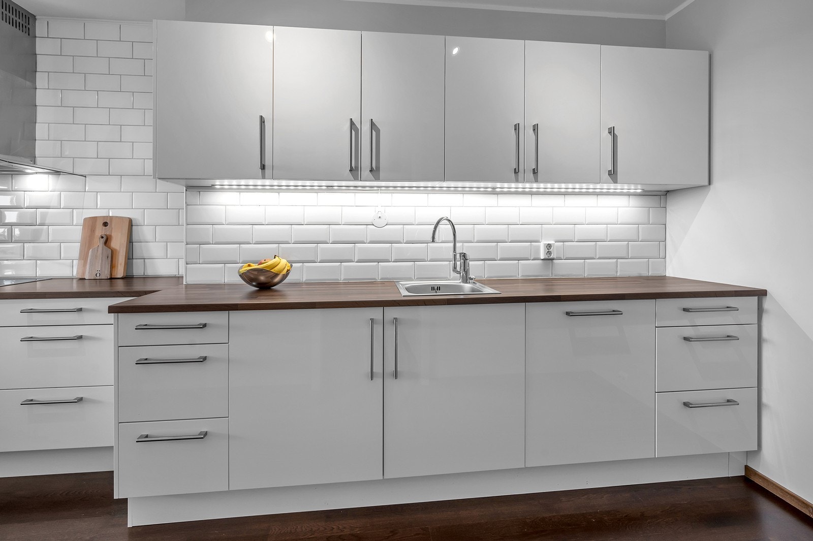 Flott kjøkken med god skap - og benkeplass, samt integrerte hvitevarer Galleribilde