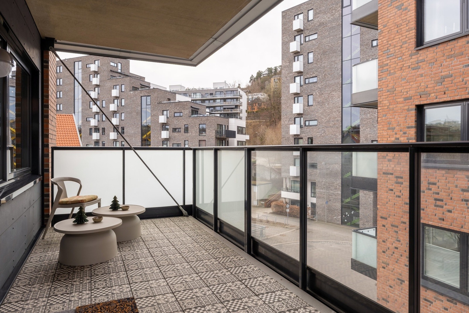 Lys og attraktiv 3-roms hjørneleilighet med stor balkong på 14 kvm og egen garasjeplass. Galleribilde